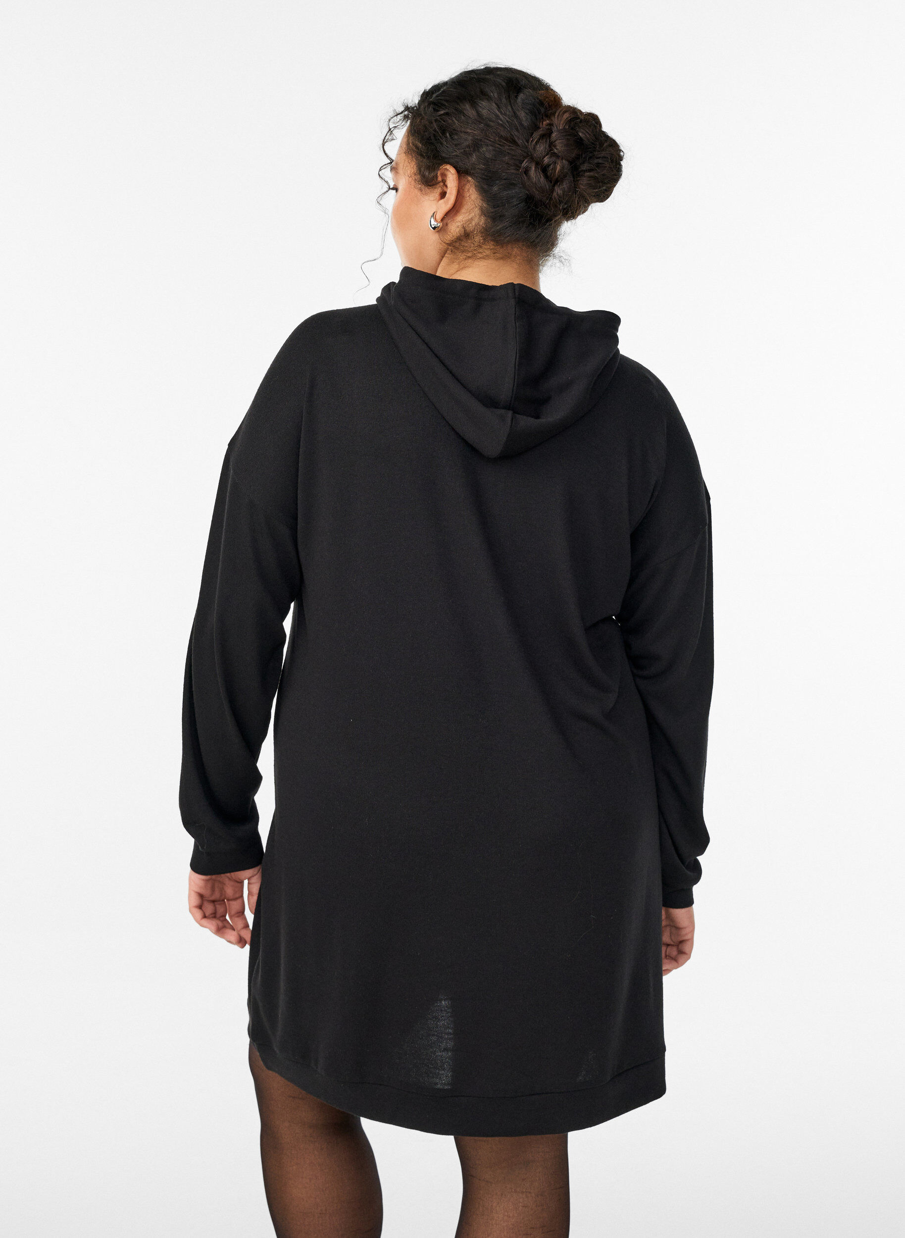 Zizzi Robe sweat &agrave; capuche courte avec poche kangourou, Noir, Model image number 2