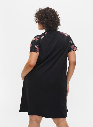 Chemise de nuit en coton à manches courtes avec détails imprimés, Black AOP Flower, Model image number 1