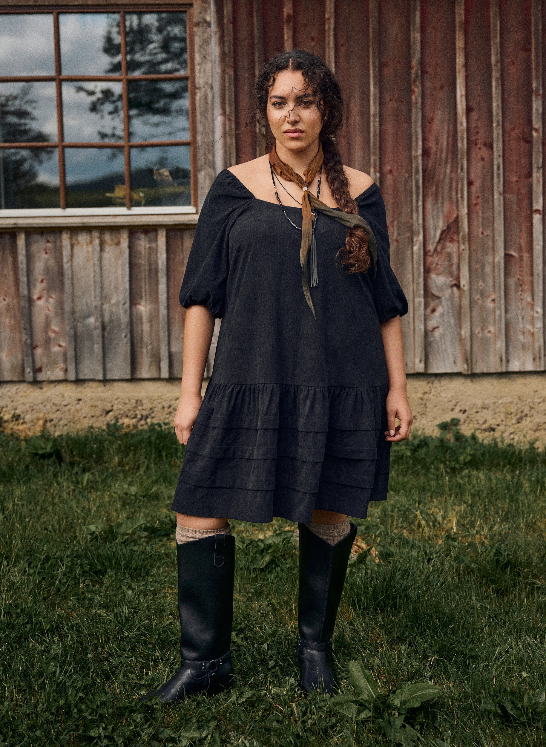 Zizzi Robe courte en velours c&ocirc;tel&eacute; avec d&eacute;collet&eacute; carr&eacute;, Noir, Image image number 0