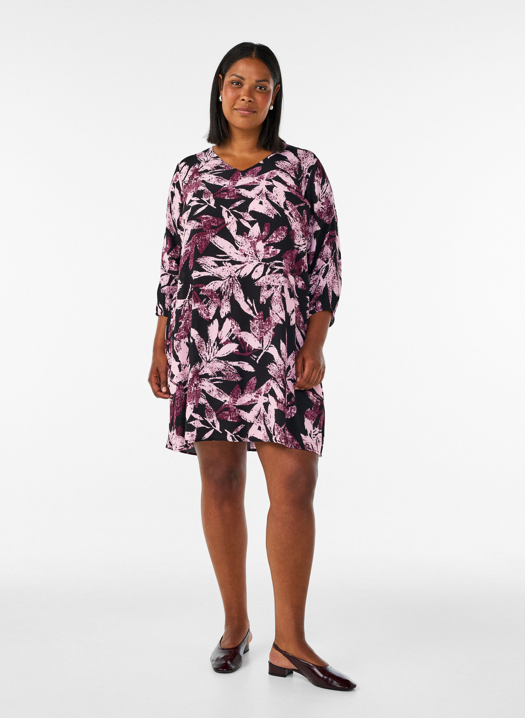 ZizziRobe courte fleurie en viscose &agrave; manches 3/4, Noir, Model image number 1