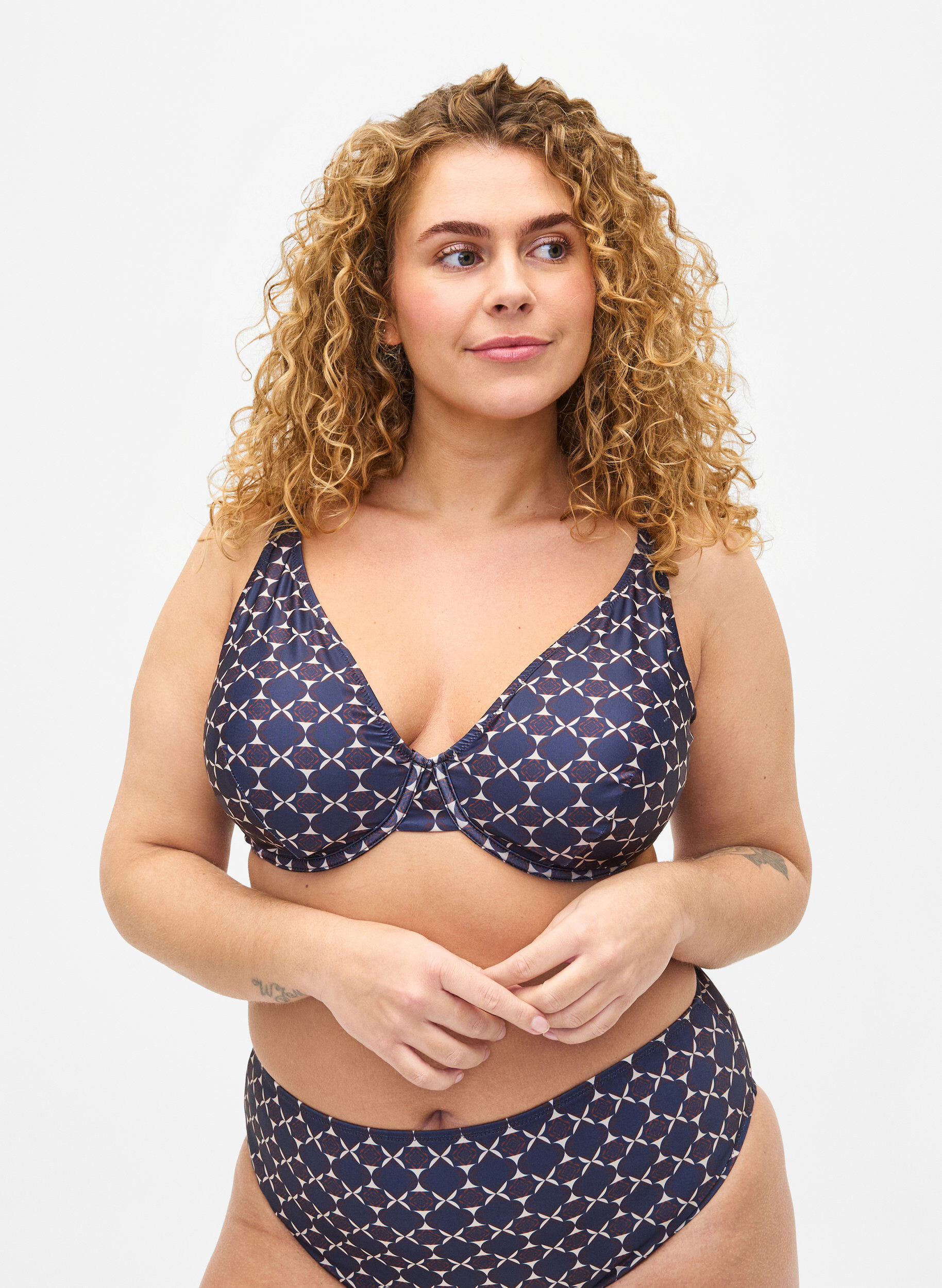 Zizzi Bas de bikini taille haute avec jambe &eacute;chancr&eacute;e, Bleu, Model image number 0