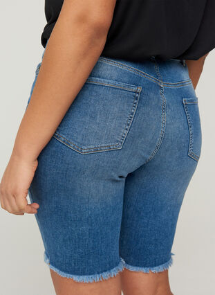 Short en jean moulant avec bords bruts, Dark blue denim, Model image number 2
