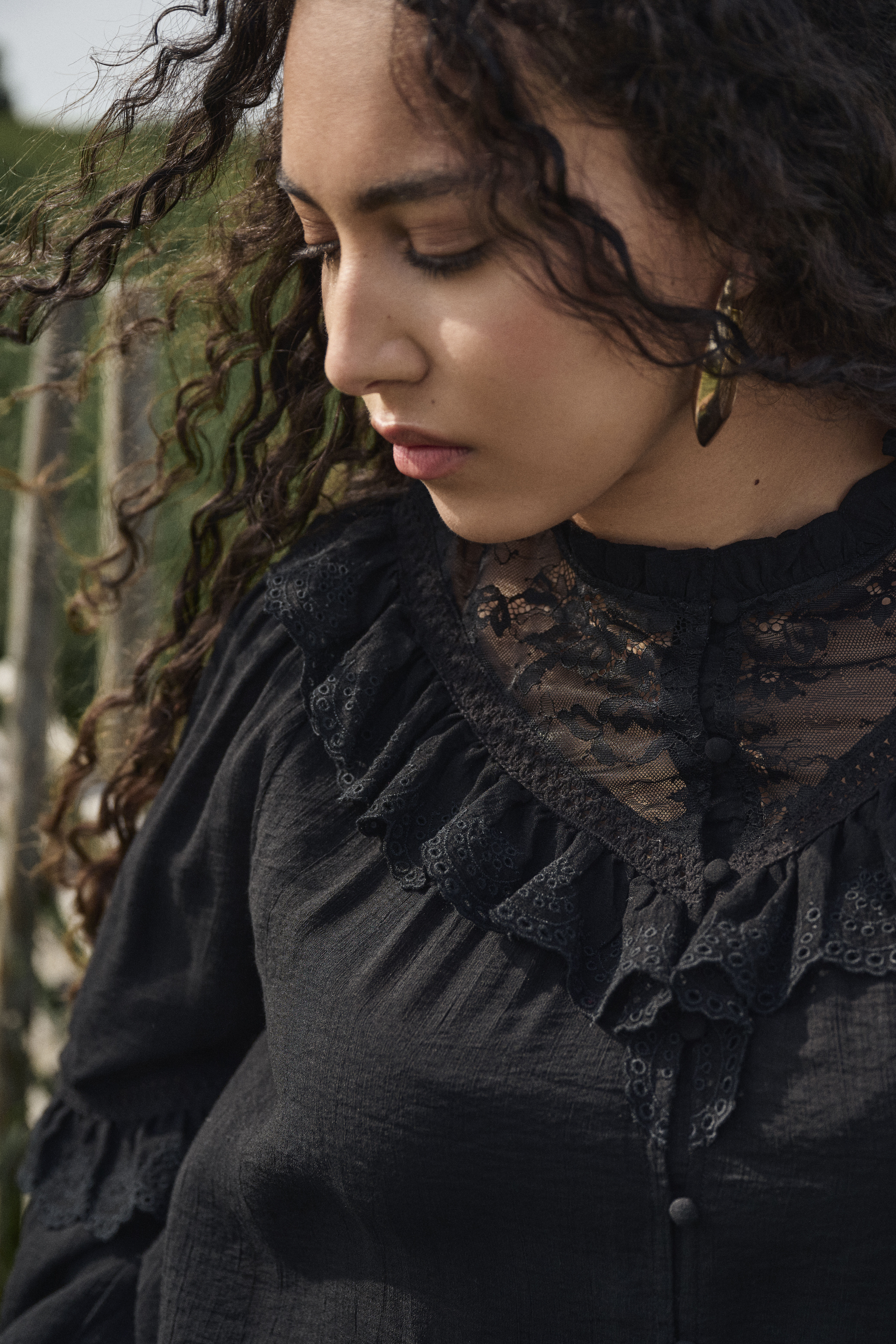 ZizziZwarte blouse met ruches en kant, , Model