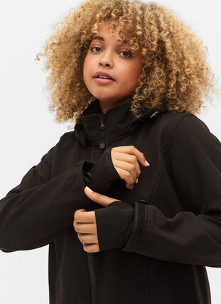 Veste softshell courte avec capuche amovible, Black, Model image number 3
