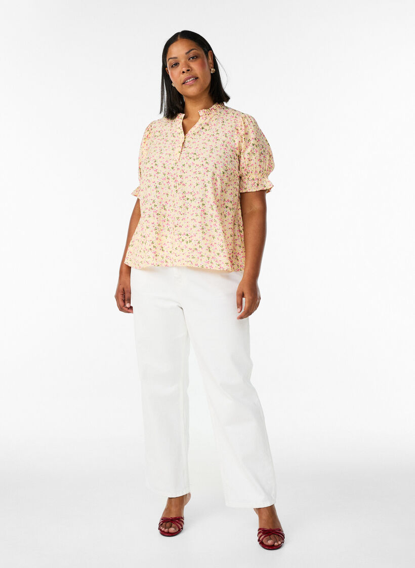 Blouse fleurie en viscose &agrave; manches courtes et col &agrave; volants, Jaune, Model image number 1
