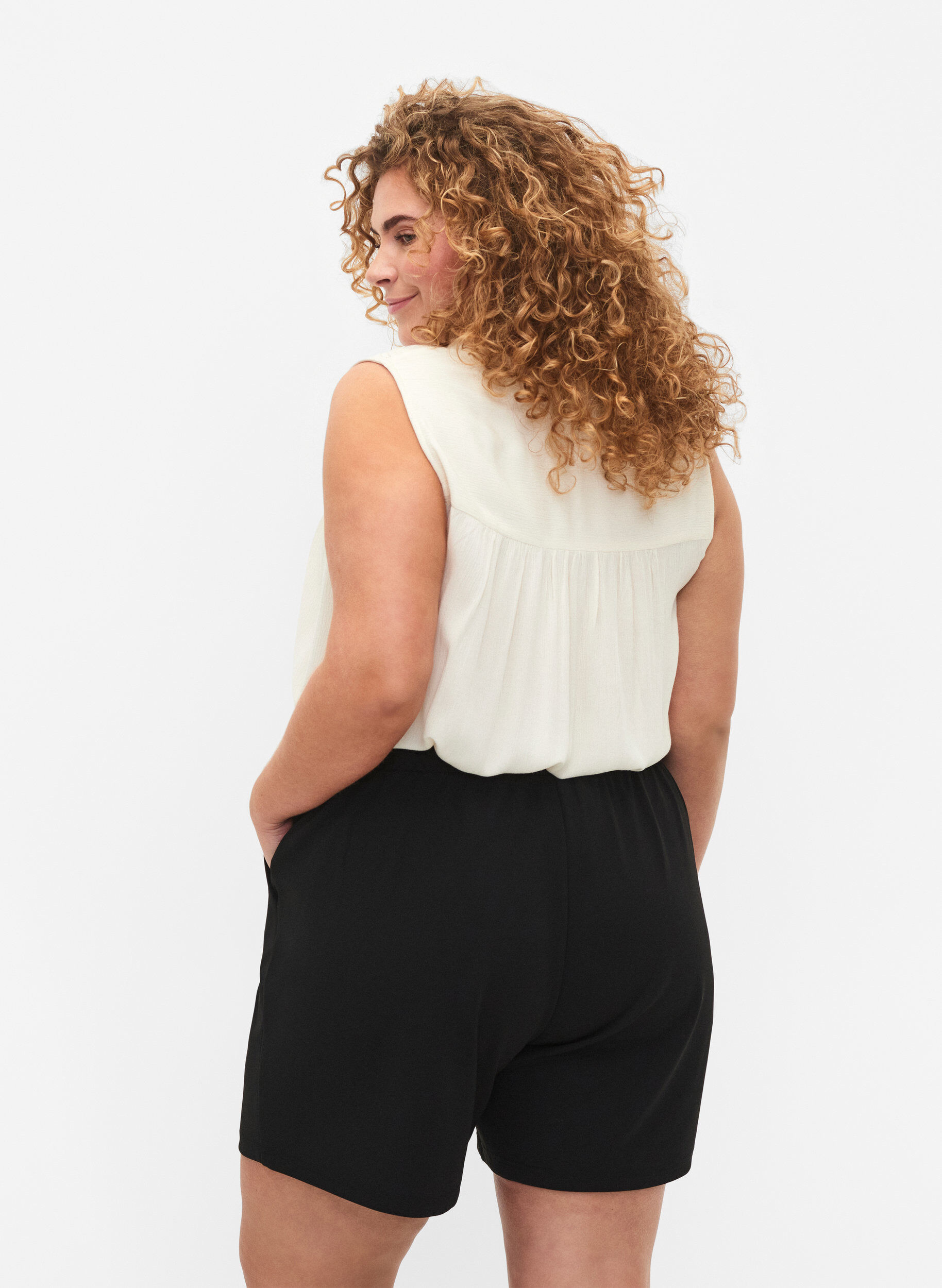 ZizziKorte broek met zakken en losse pasvorm, Zwart, Model image number 2