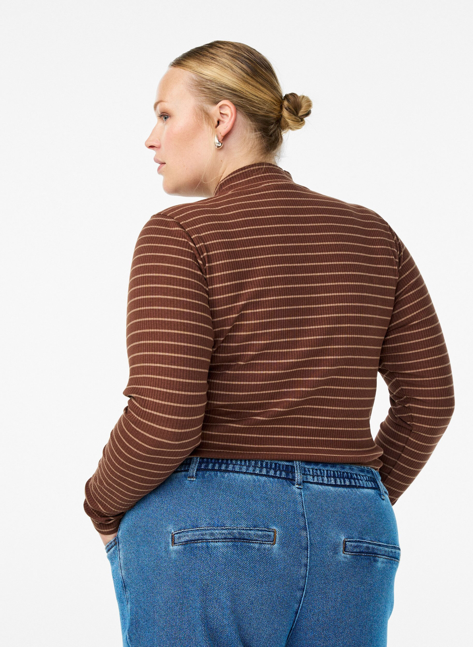 ZizziGeribde gestreepte jersey blouse met een hoge hals, Bruin, Model image number 2