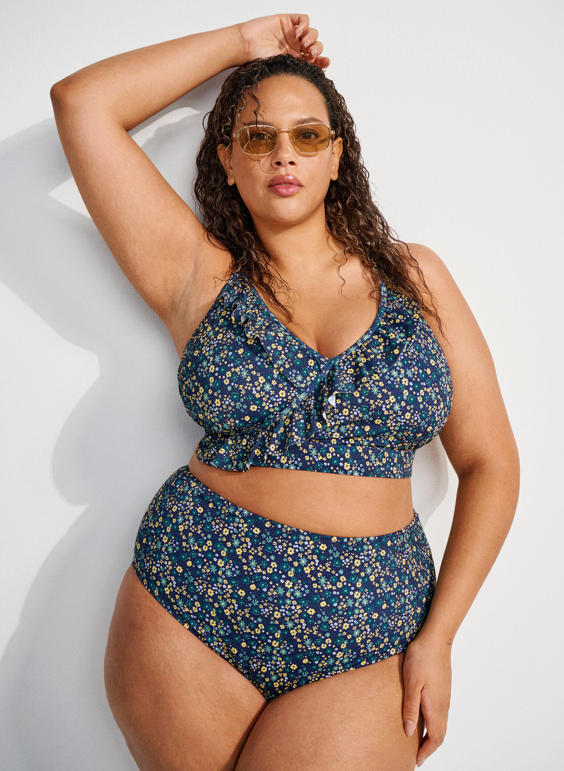 Haut de bikini &agrave; fleurs et &agrave; d&eacute;tails de jabot