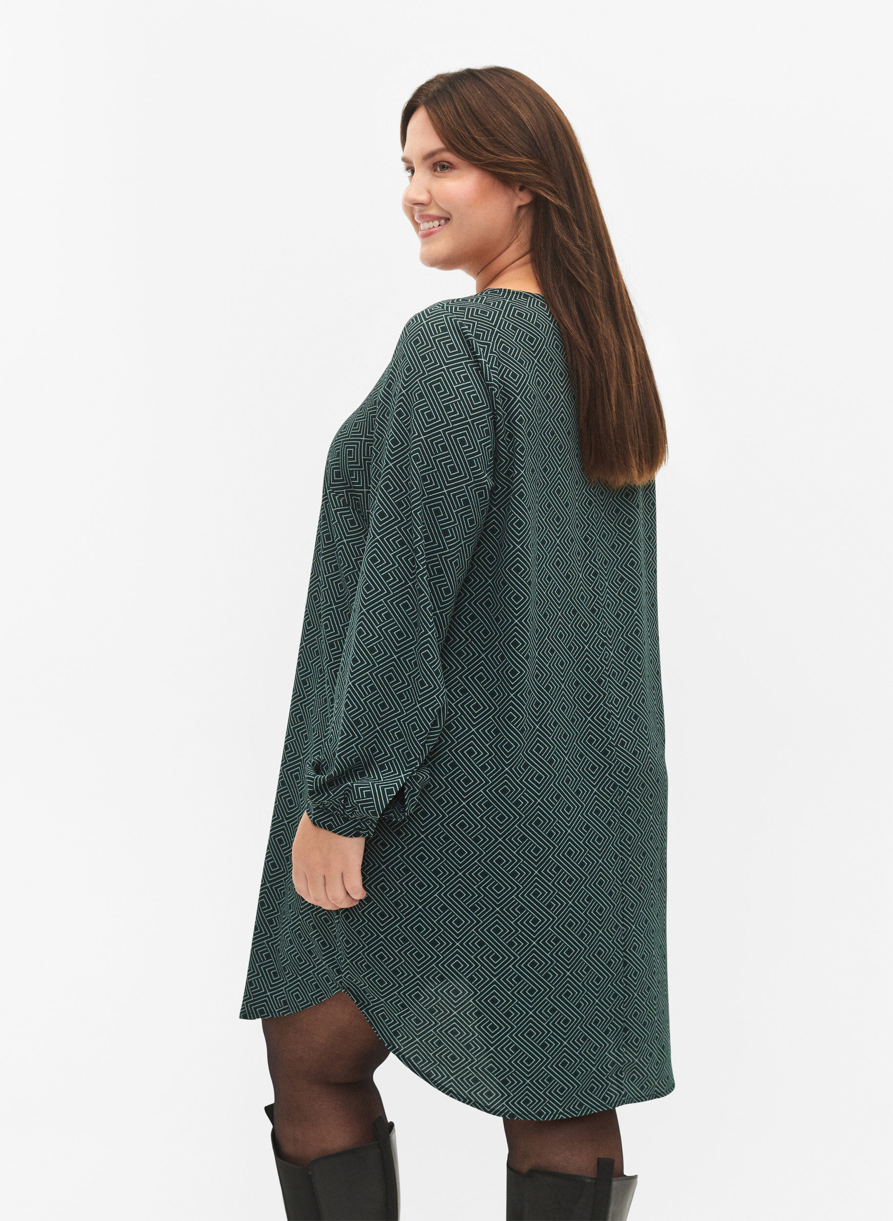 Zizzi Robe &agrave; col en V avec imprim&eacute;, Scarab Graphic AOP, Model image number 1