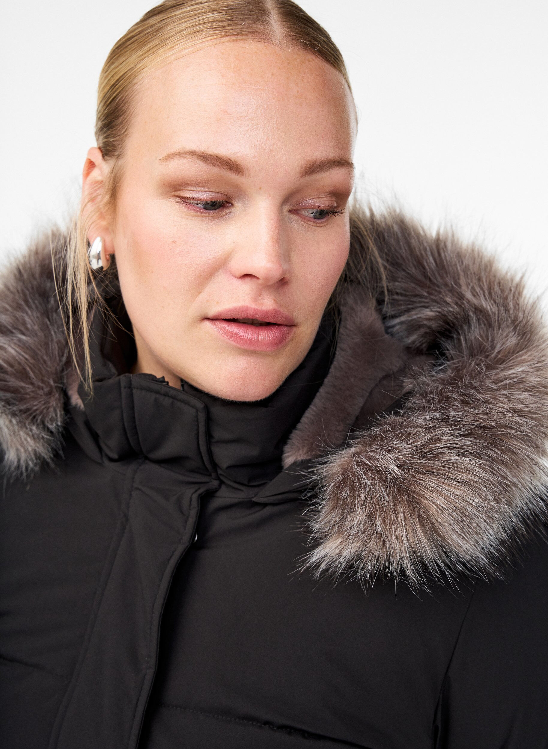 Zizzi Parka d&eacute;perlante avec col en fausse fourrure, Noir, Model image number 4