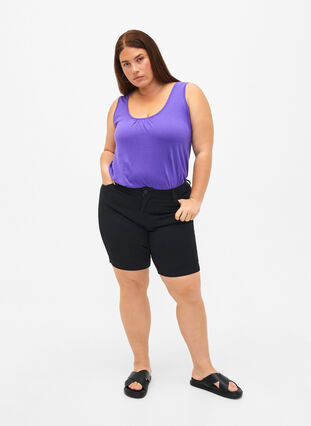 slim fit Emily shorts met normale taille, Black solid, Model image number 4