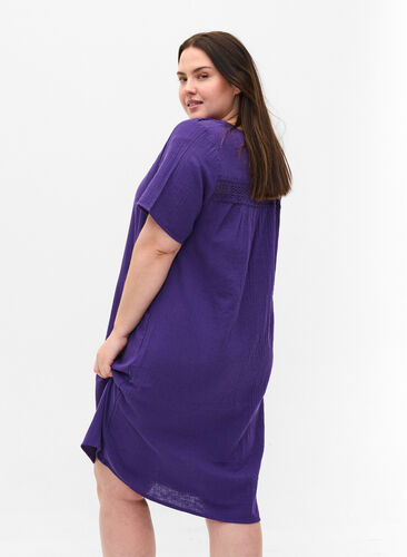 Robe en coton à manches courtes avec détails en dentelle, Violet Indigo, Model image number 1