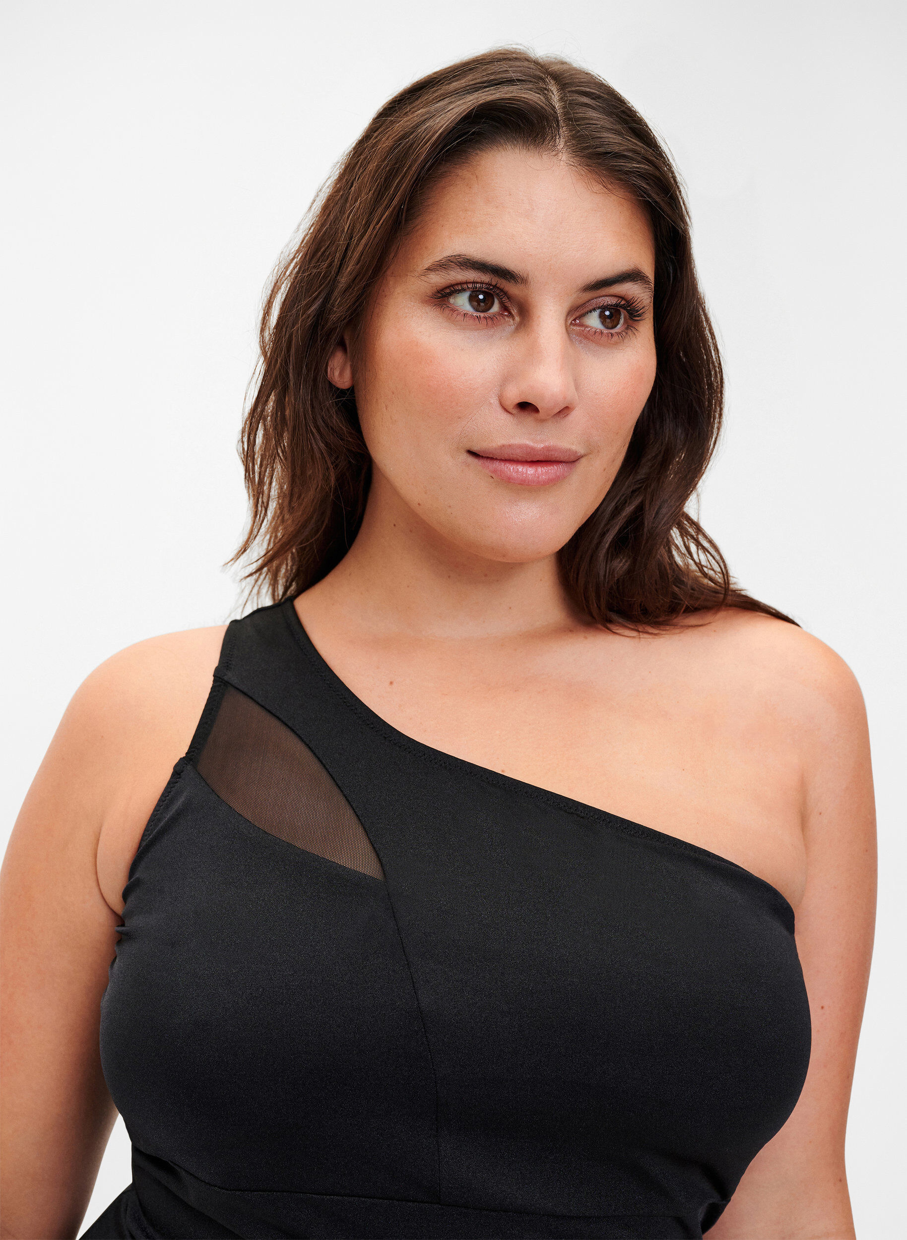 Zizzi Maillot de bain &agrave; une &eacute;paule avec d&eacute;tails en mesh, Black, Model image number 2