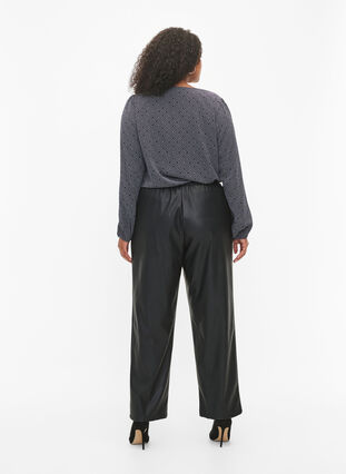 Pantalon en simili-cuir avec poches, Black, Model image number 1