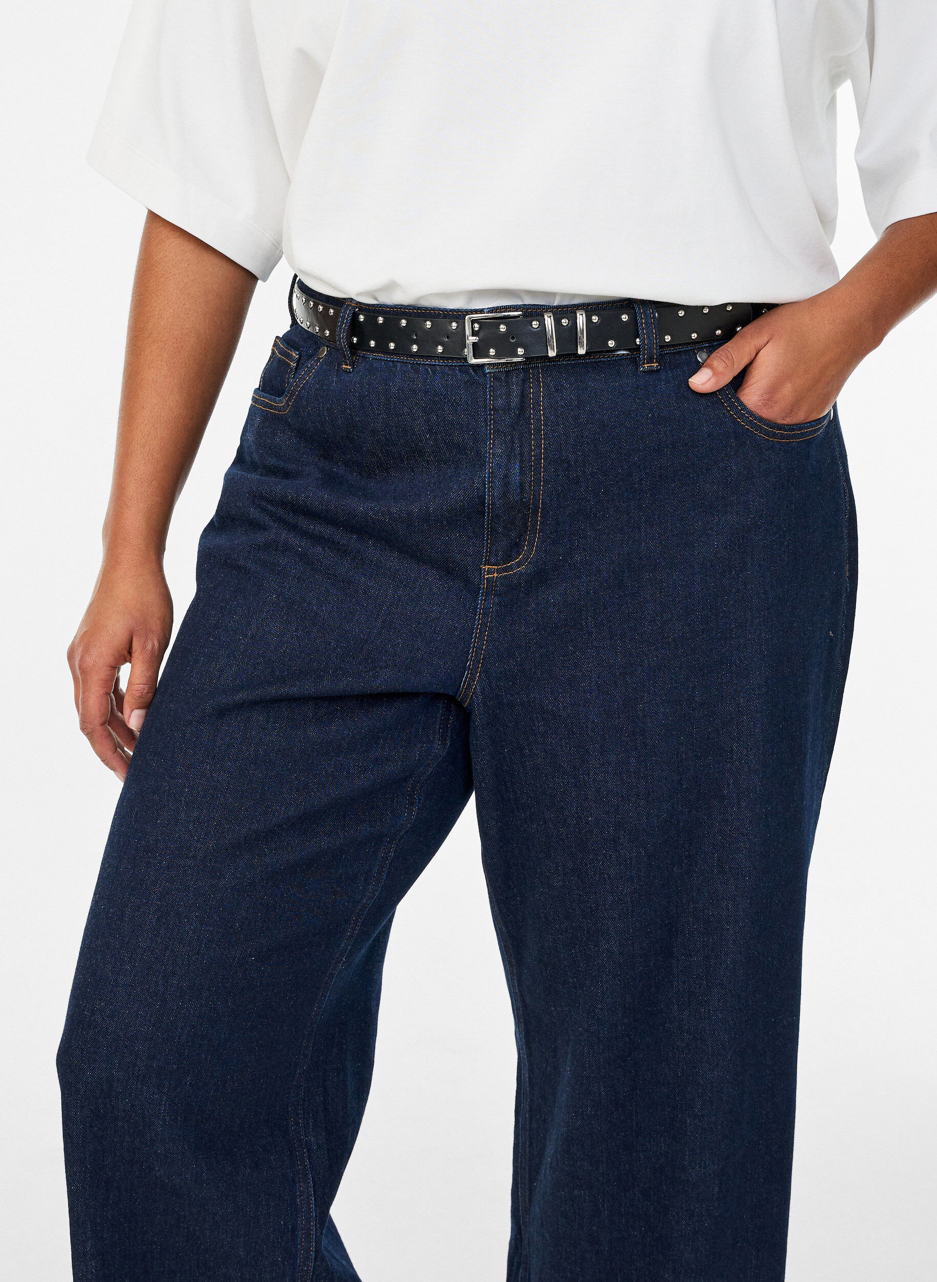 Zizzi Ceinture clout&eacute;e en similicuir, Noir, Model image number 0