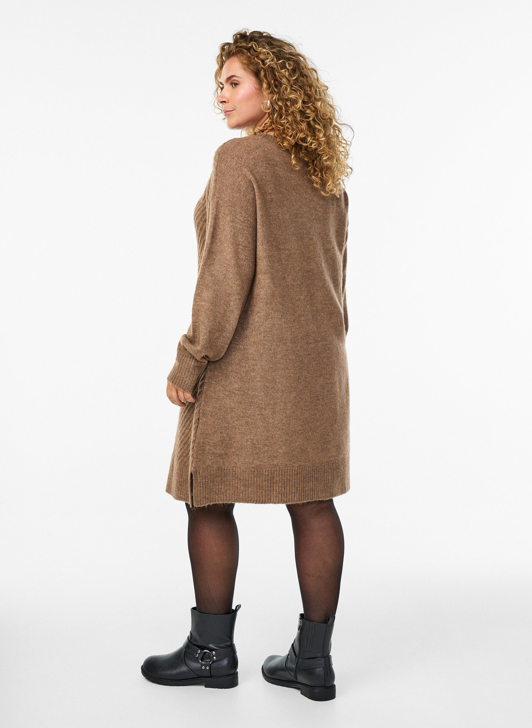 Zizzi Robe courte en maille avec un motif textur&eacute; en V, Camel, Model image number 2