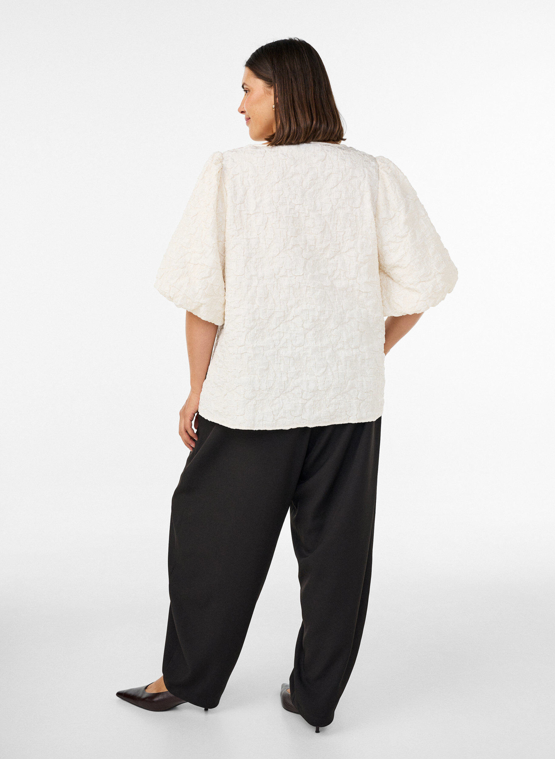 ZizziBlouse en jacquard avec des manches bouffantes et une coupe &eacute;vas&eacute;e, Vanille, Model image number 2
