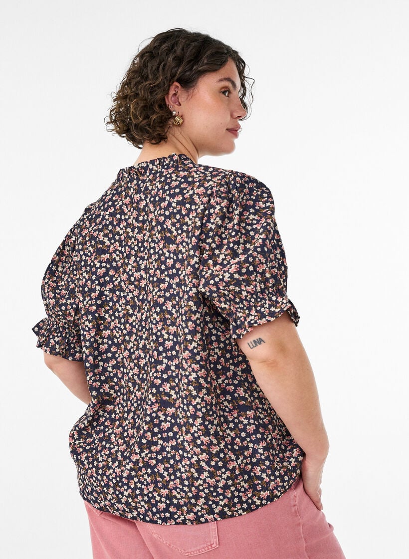 Blouse van viscose met bloemenprint, korte mouwen en smockdetails, Blauw, Model image number 2