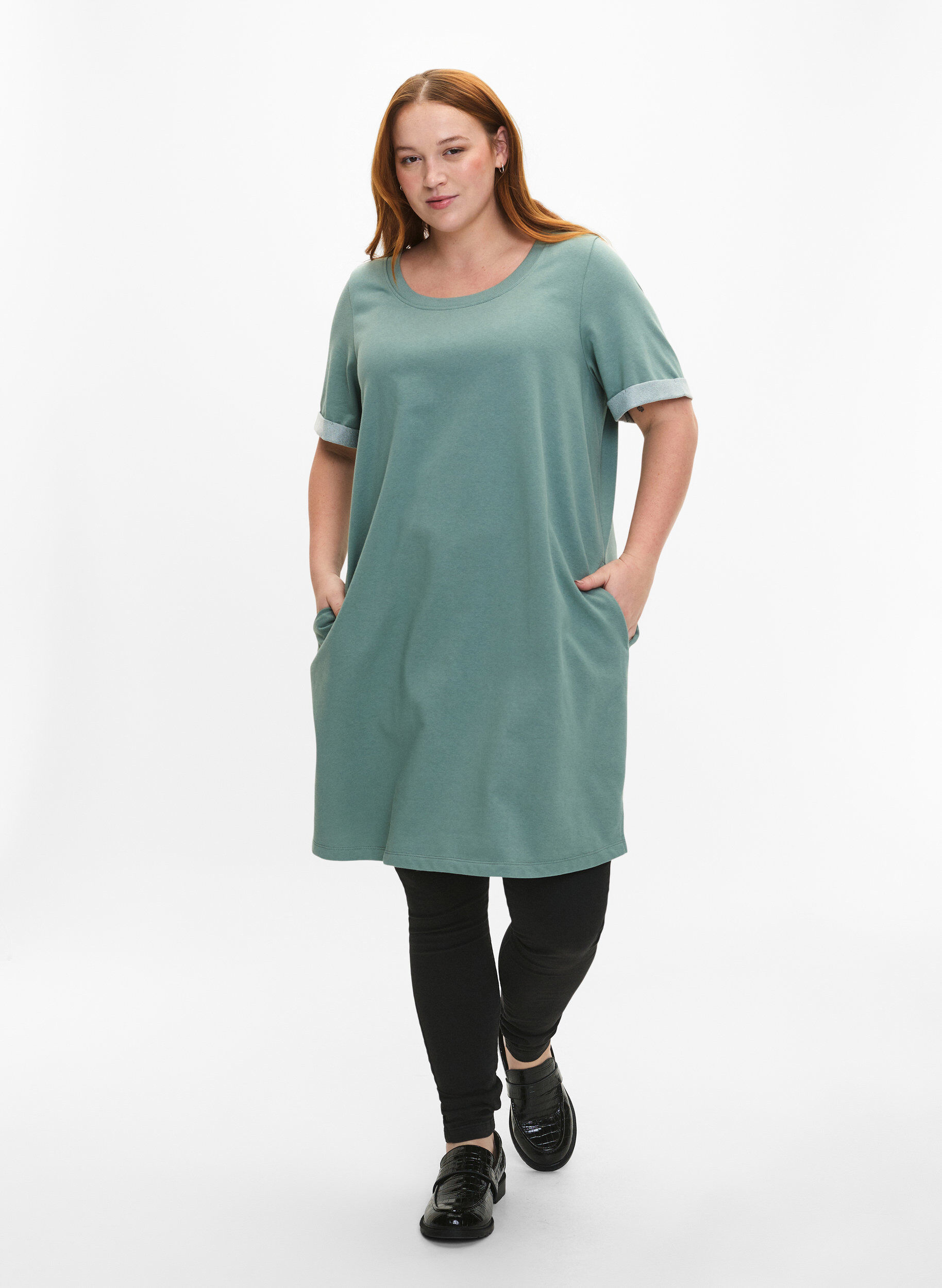 Zizzi Robe de surv&ecirc;tement &agrave; manches courtes avec poches, Chinois Green, Model image number 2