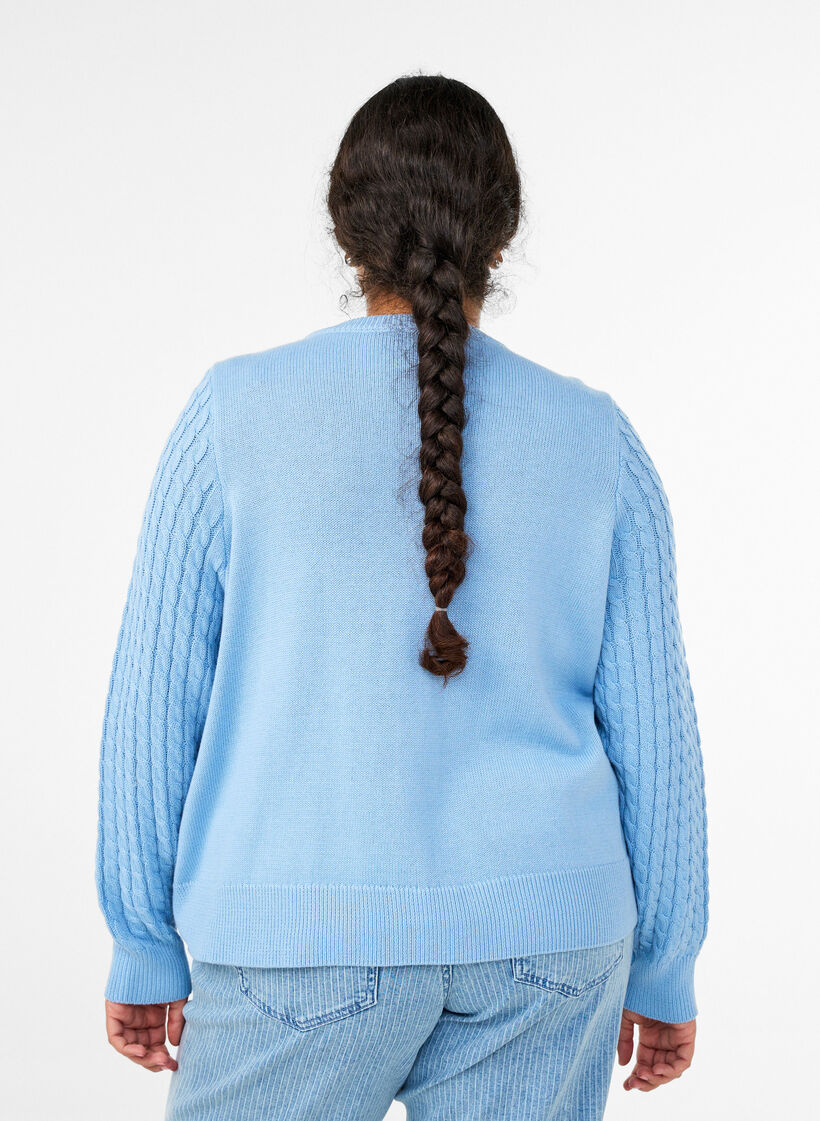 Kabelgebreid vest met gouden knopen, Blauw, Model image number 2