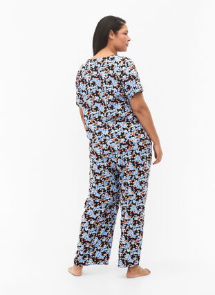 Losse viscose pyjama broek in all-over print, Black Blue Flower, Model image number 1