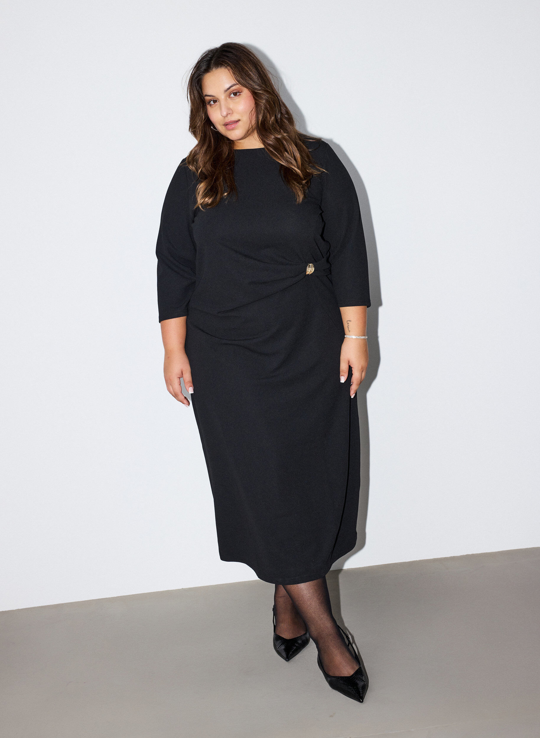 Jersey jurk met drapering en decoratieve gesp, Zwart, Model