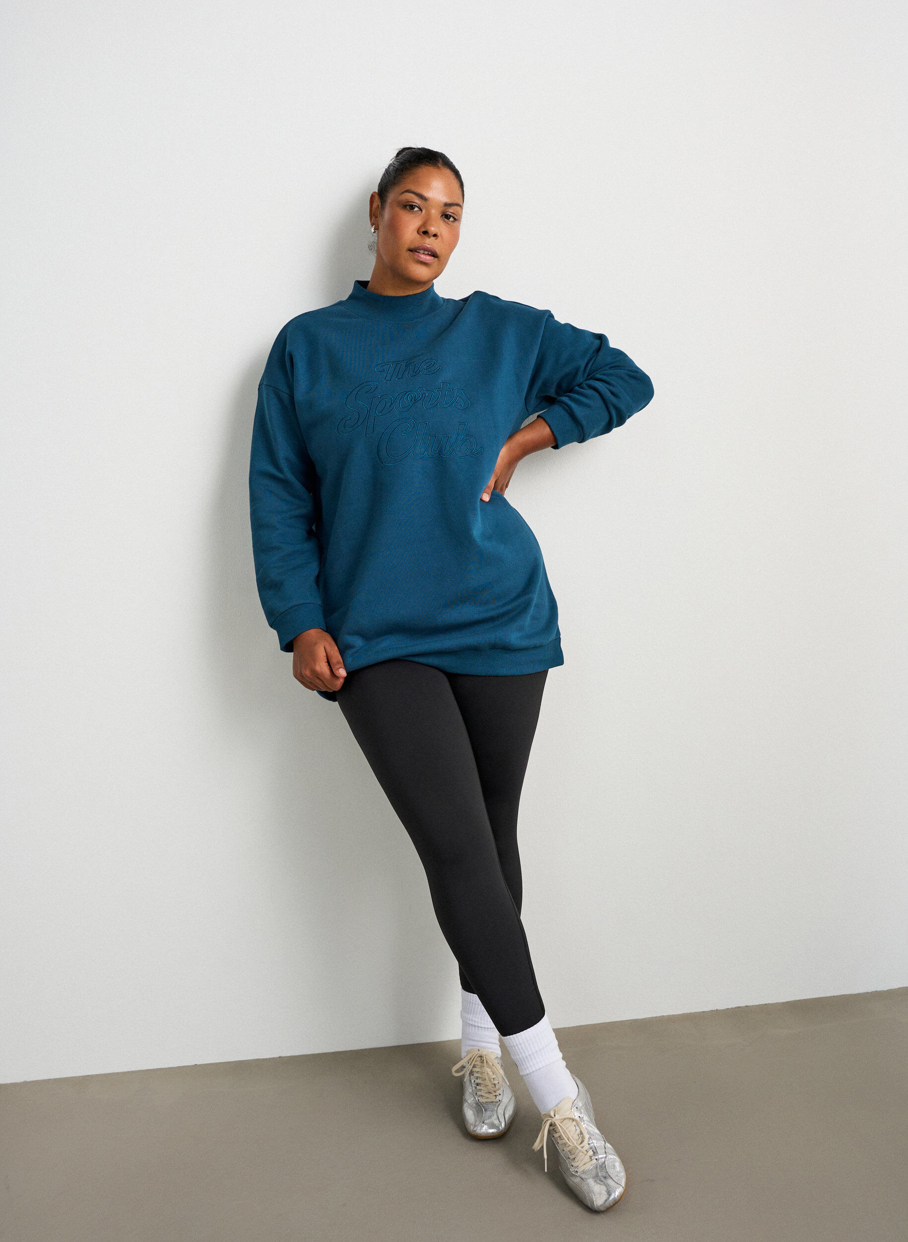ZizziLang sweatshirt met hoge hals en geborduurde tekst, Blauw, Model image number 1