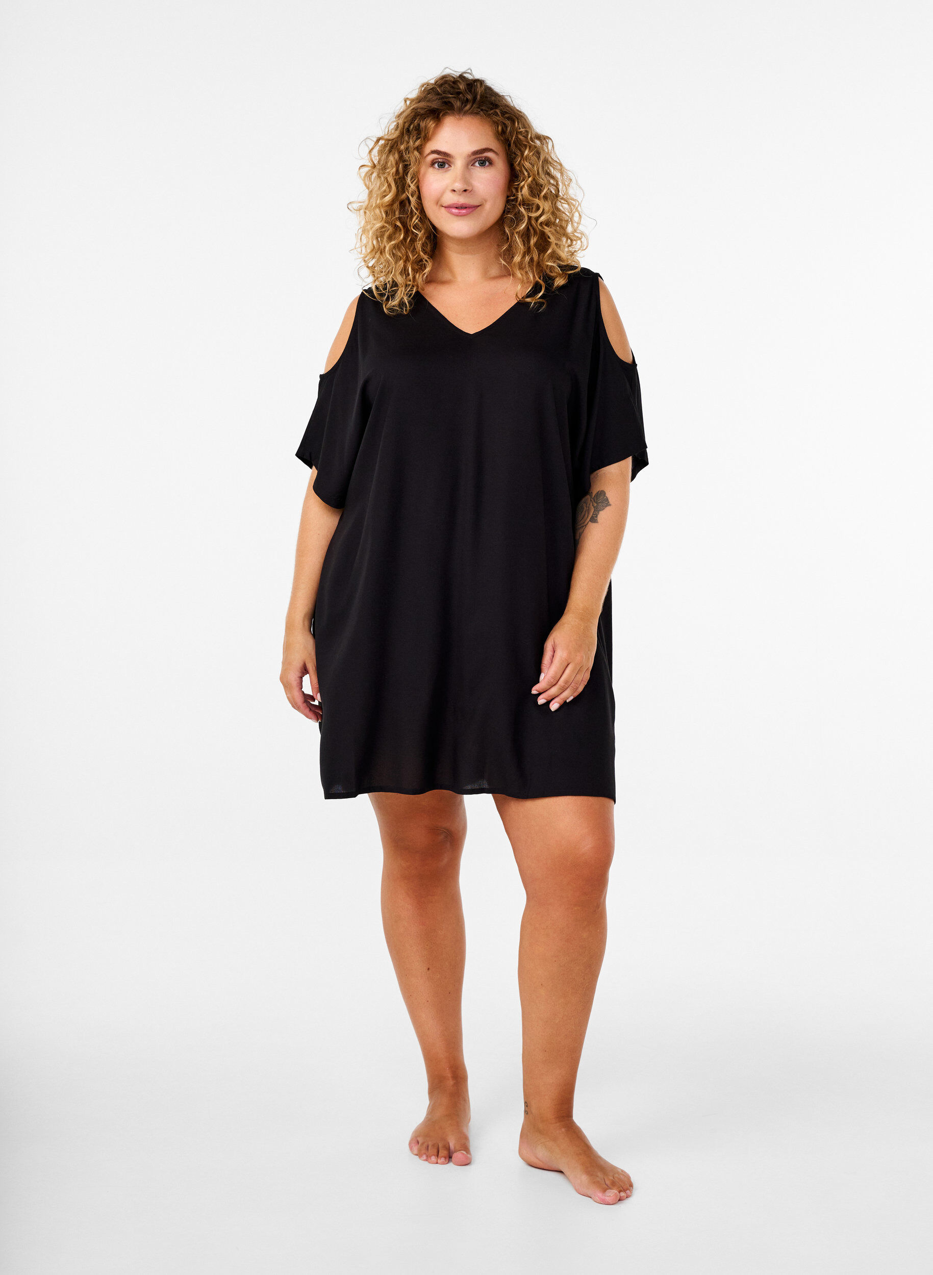 Zizzi Robe de plage avec d&eacute;tail sur l'&eacute;paule en viscose, Noir, Model image number 1
