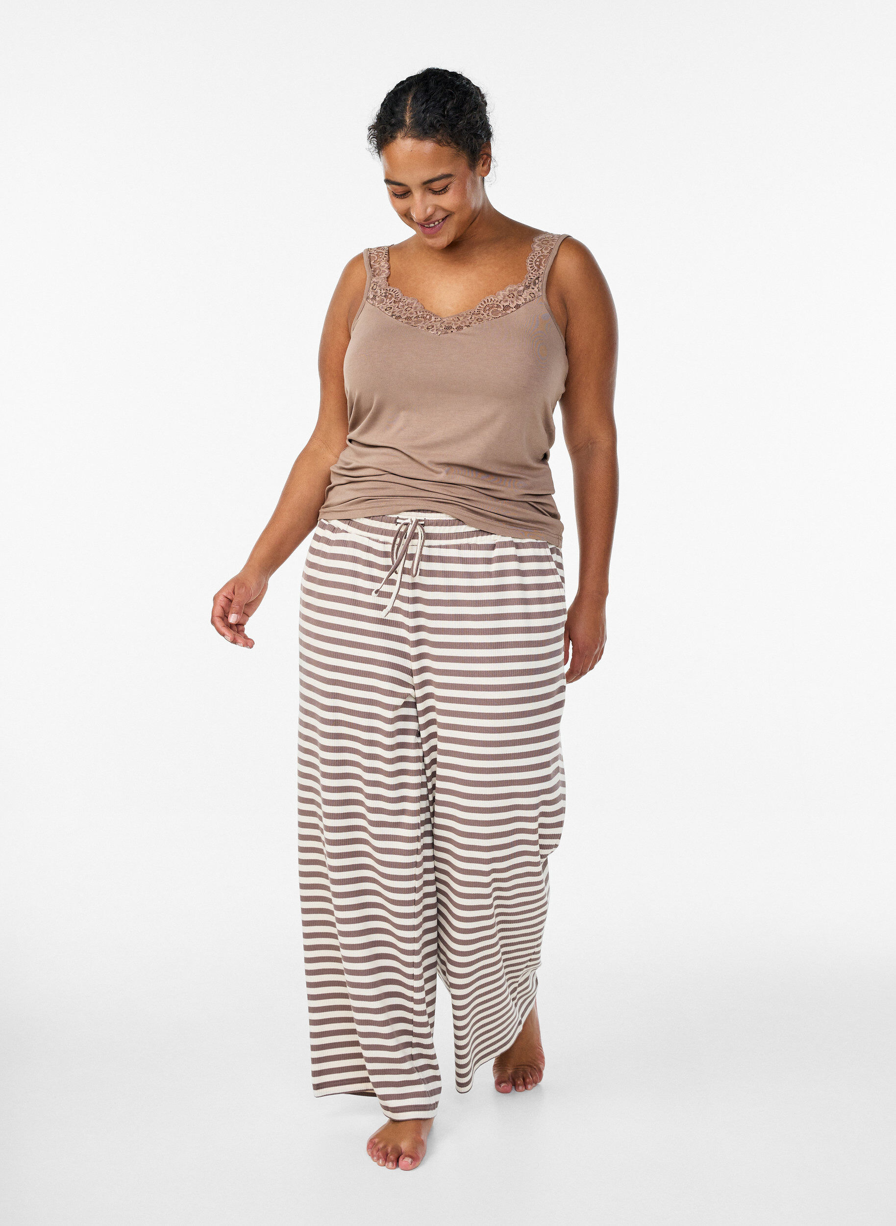ZizziTop en viscose avec bord en dentelle, Beige, Model image number 1