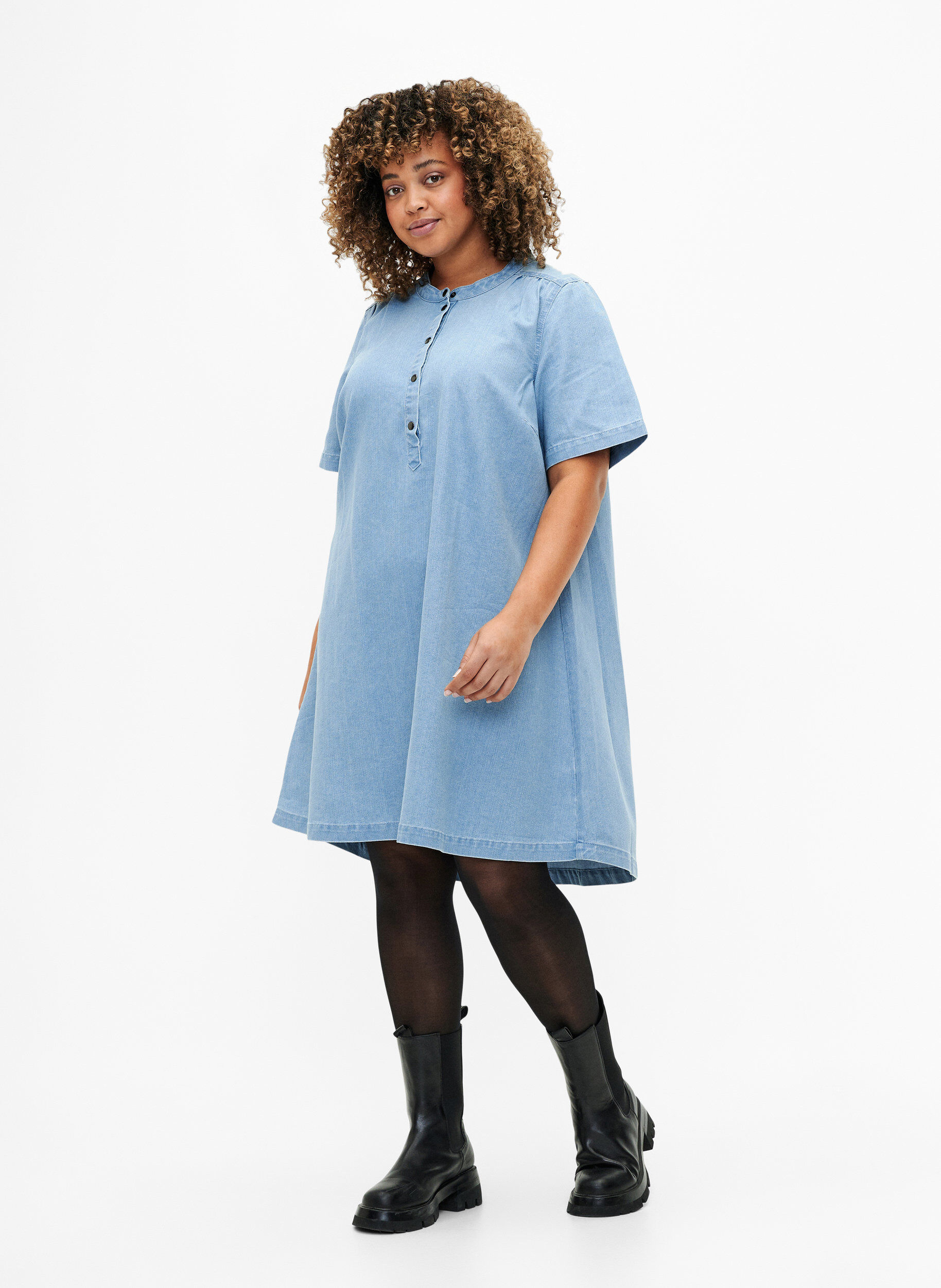 Zizzi Robe en jean &agrave; manches courtes avec silhouette en A, Light blue denim, Model image number 2