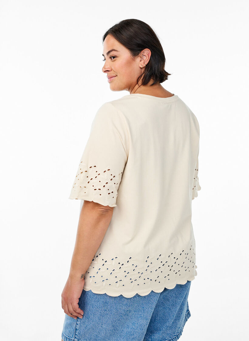 T-shirt avec broderie anglaise et bords &eacute;chancr&eacute;s, Beige, Model image number 2