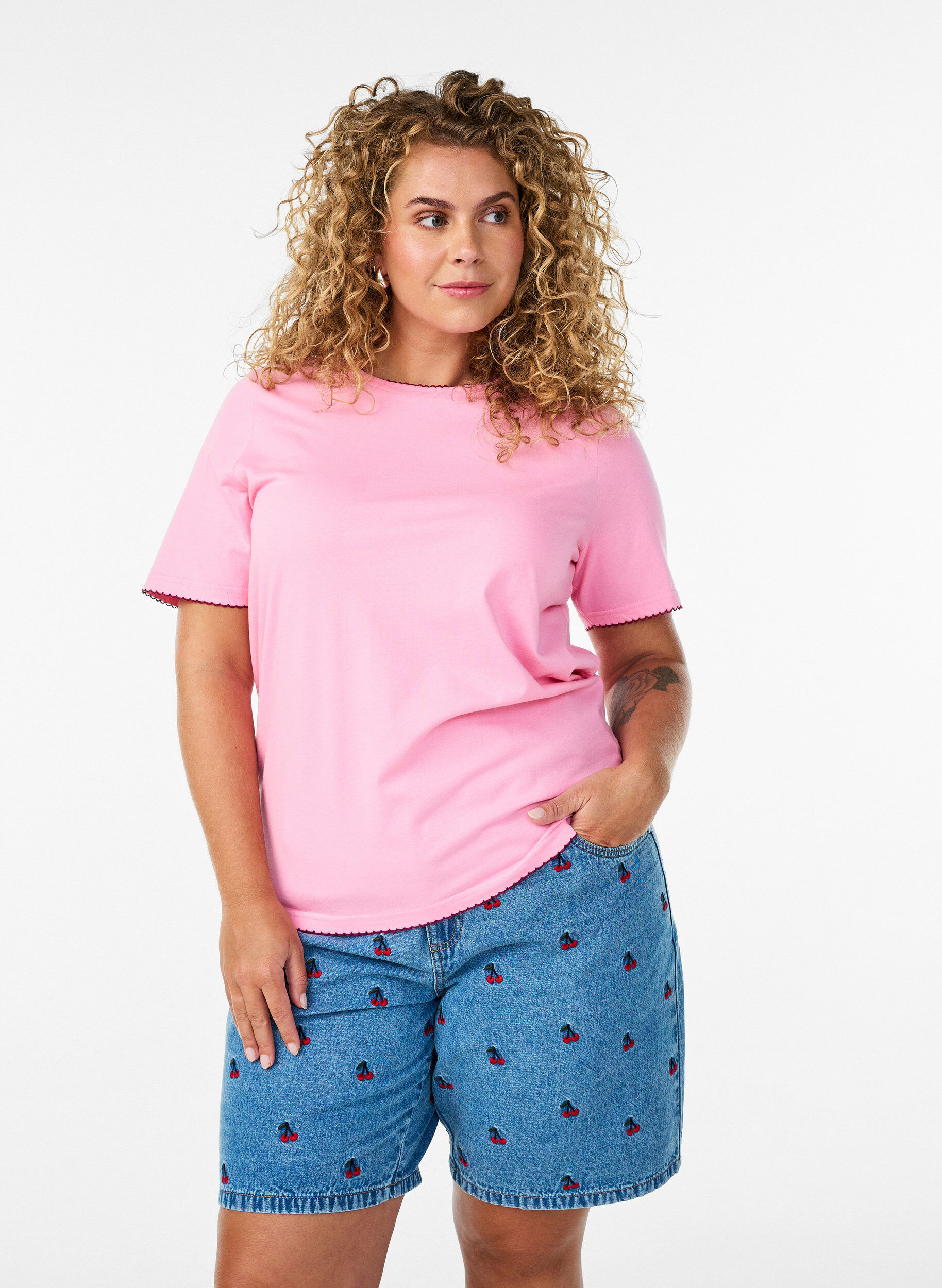 Zizzi Short en jean brod&eacute;, Bleu Clair, Model image number 0