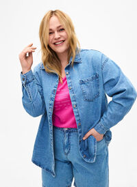 Chemise en jean ample avec poche de poitrine, Light blue denim, Model