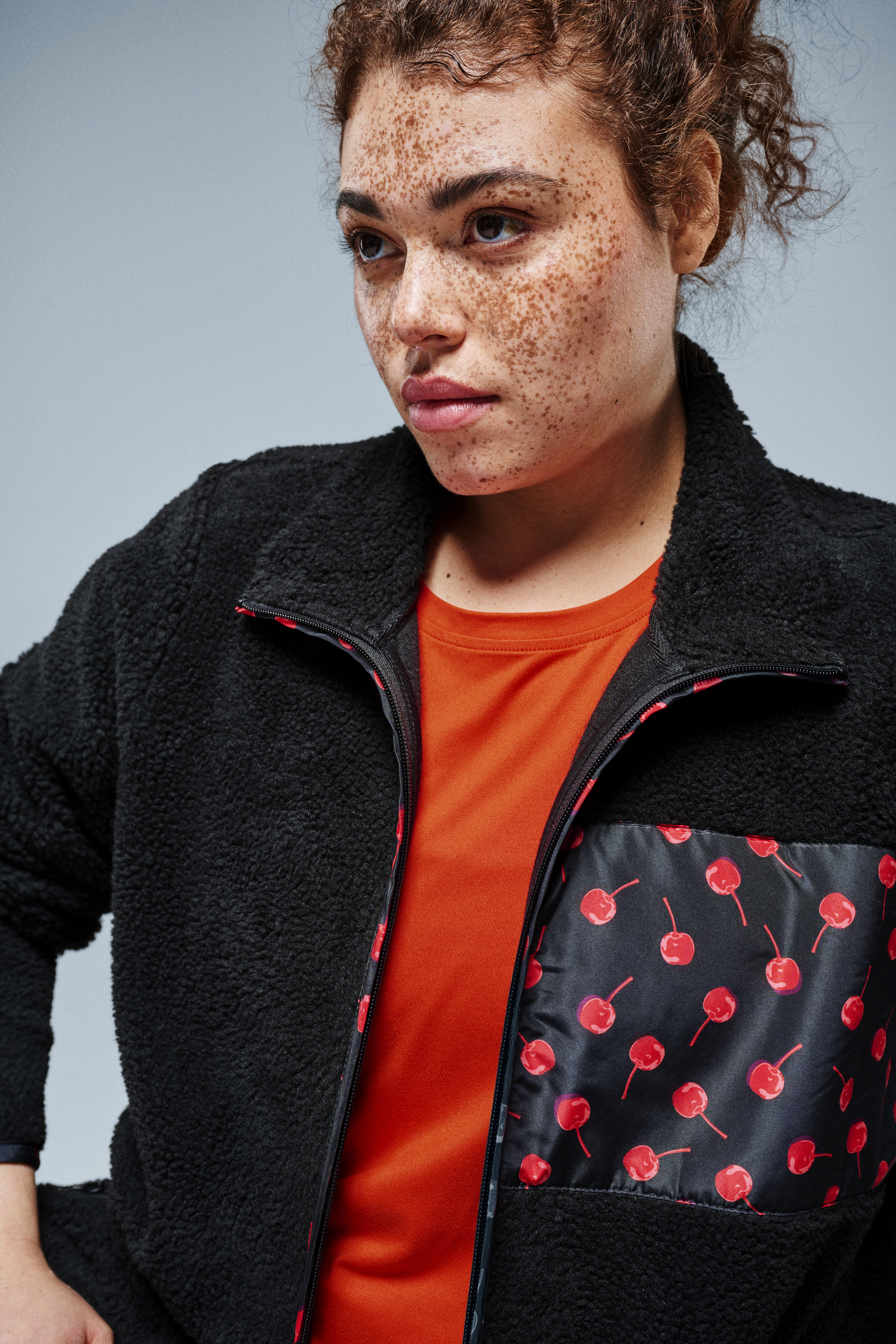 ZizziTeddyfleece jas met kersen details, , Model