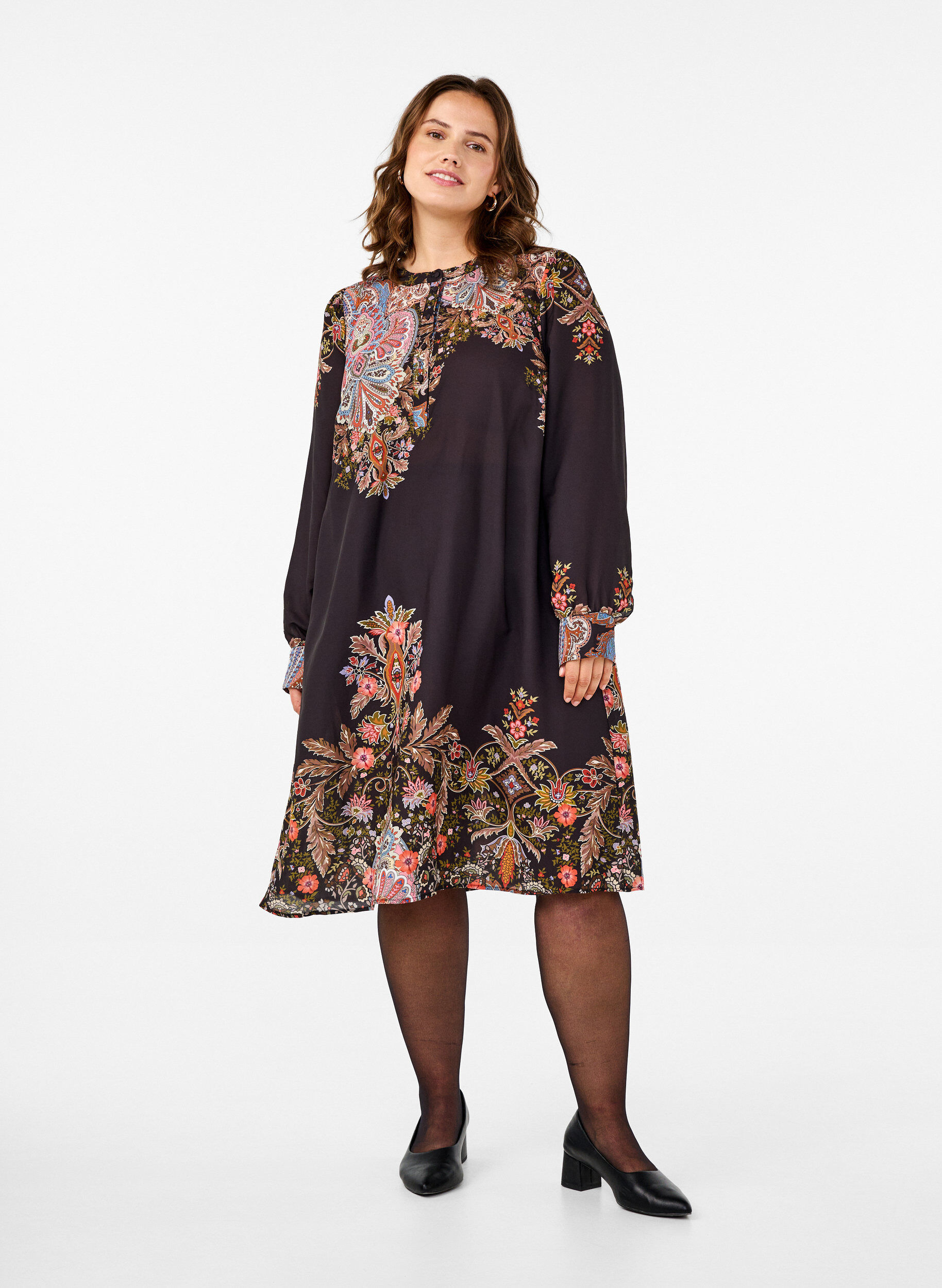 Zizzi Robe mi-longue &agrave; imprim&eacute; paisley, Black Paisley, Model image number 2