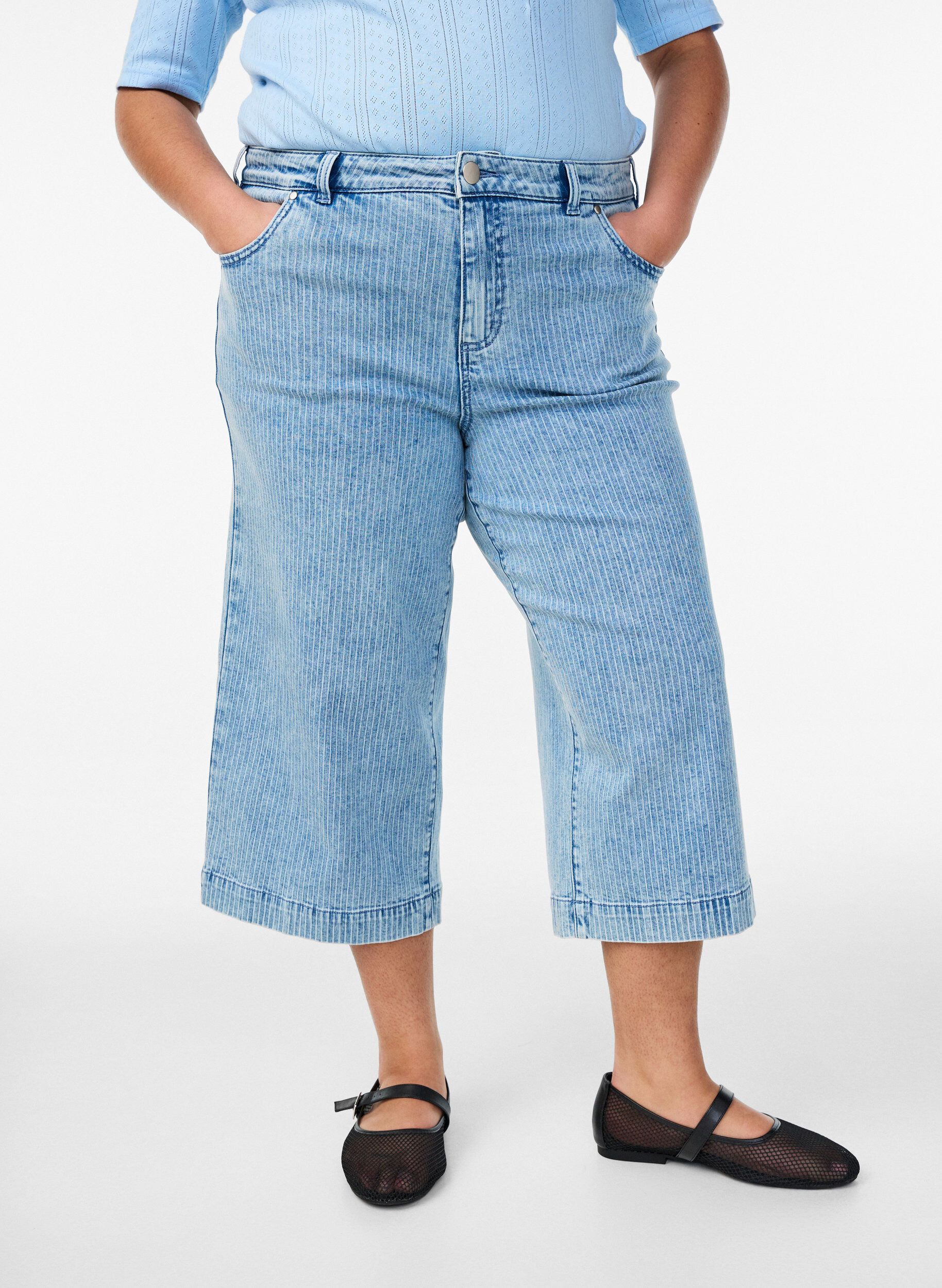 Zizzi Jean jupe-culotte large &agrave; fines rayures, Bleu Clair, Model image number 2