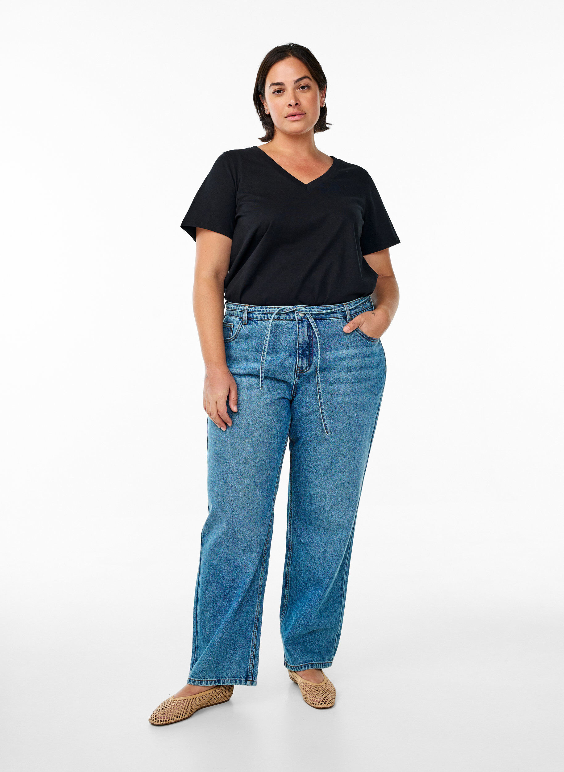 Zizzi T-shirt en coton simple avec encolure en V, Noir, Model image number 1