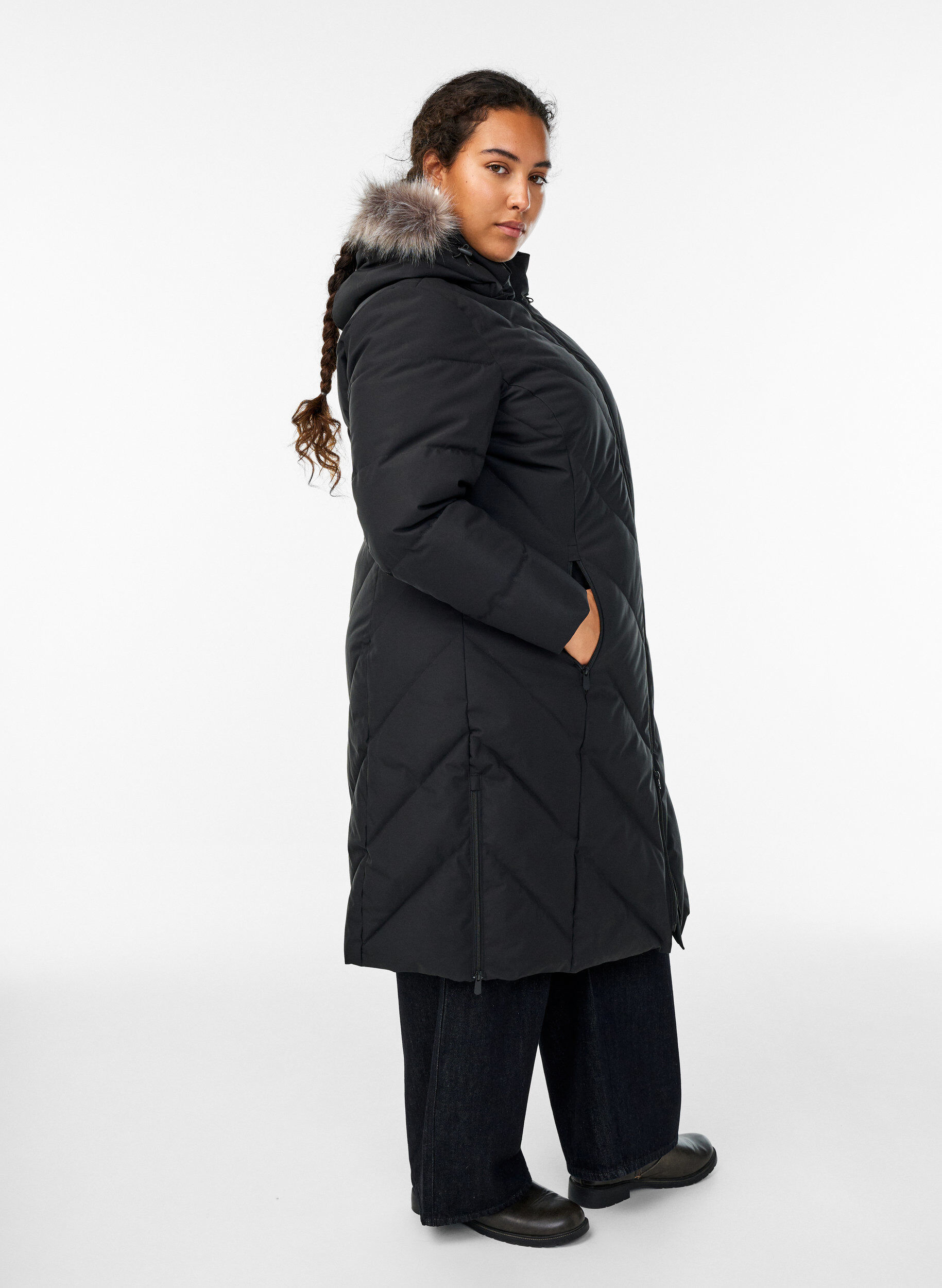 Zizzi Long manteau d'hiver &agrave; fermeture &agrave; attaches et col en fausse fourrure, Noir, Model image number 1