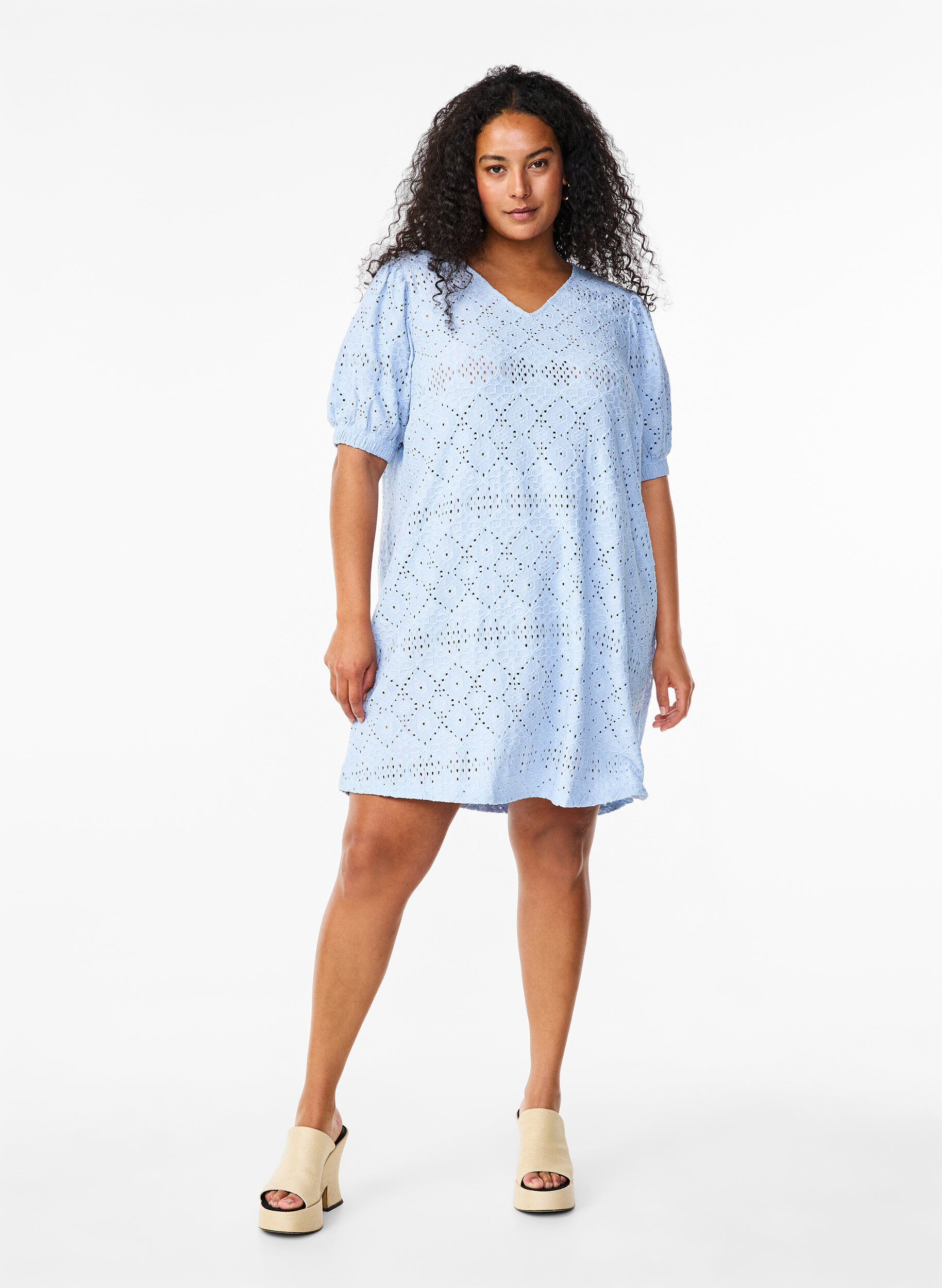 Zizzi Robe courte avec col en&nbsp;V et motifs &agrave; trous, Cashmere Blue, Model image number 2