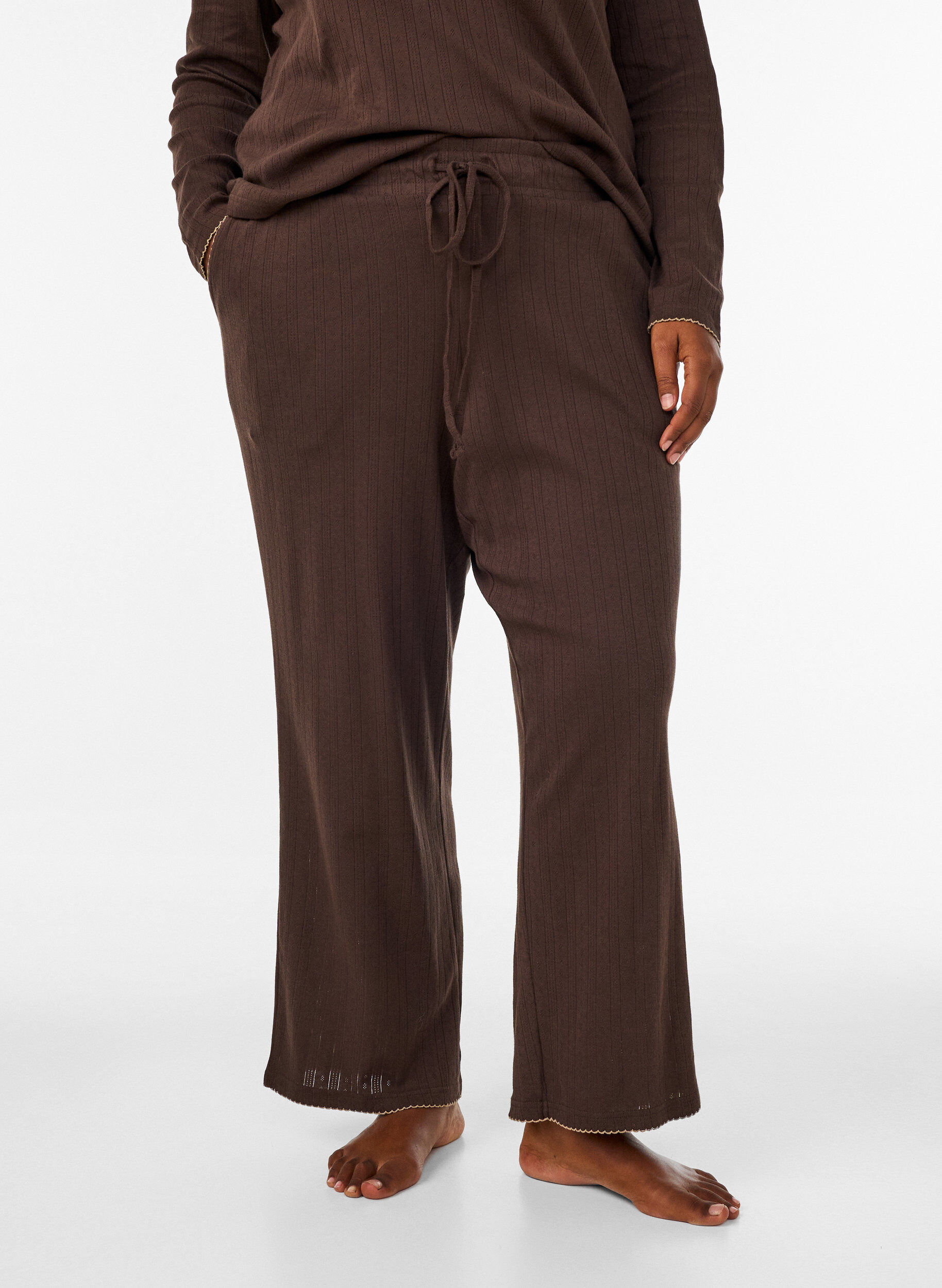 Bas de pyjama en coton biologique avec broderie ajour&eacute;e, Marron, Model