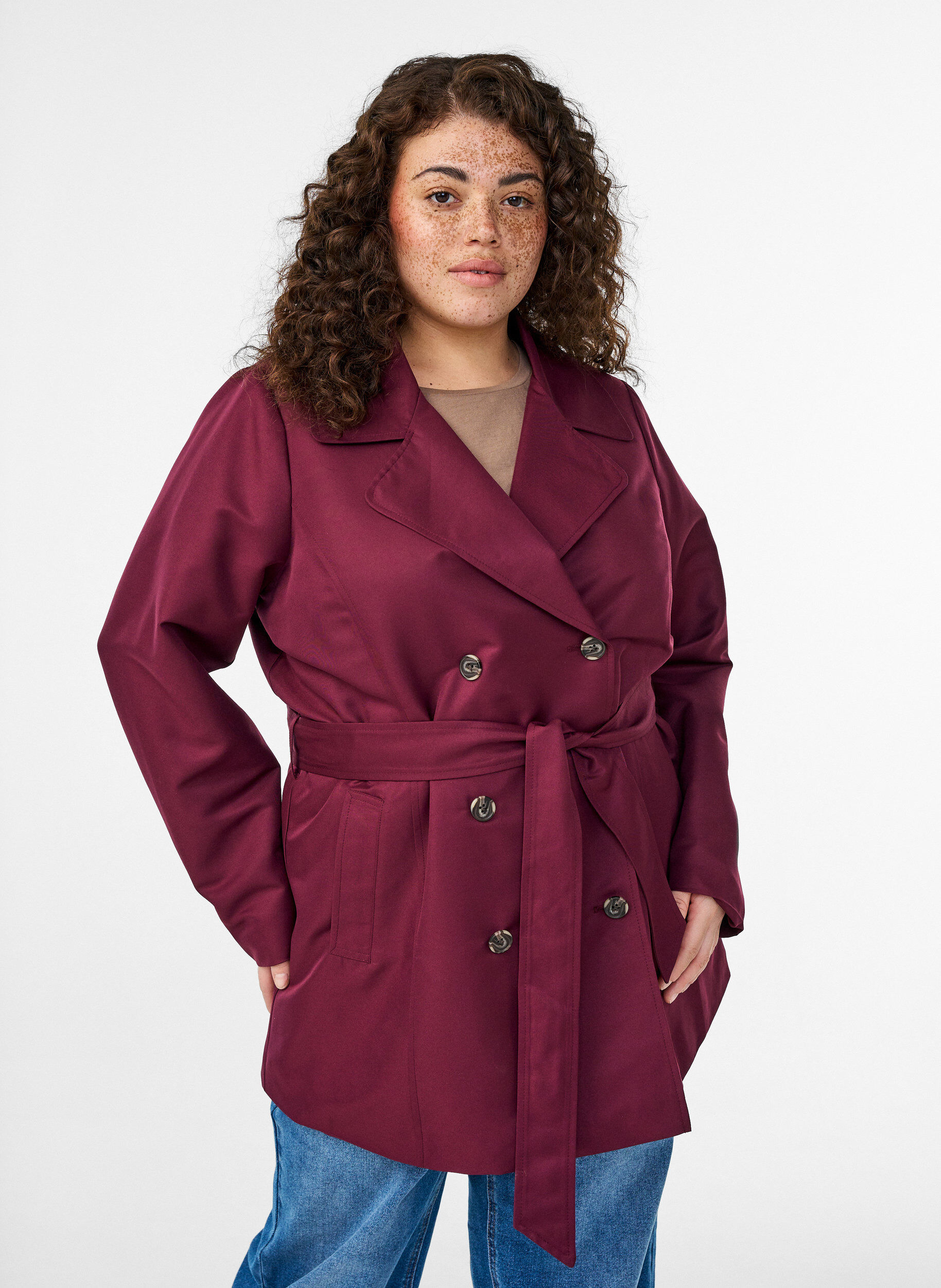 Korte trenchcoat met riem, Donker Bordeaux, Model