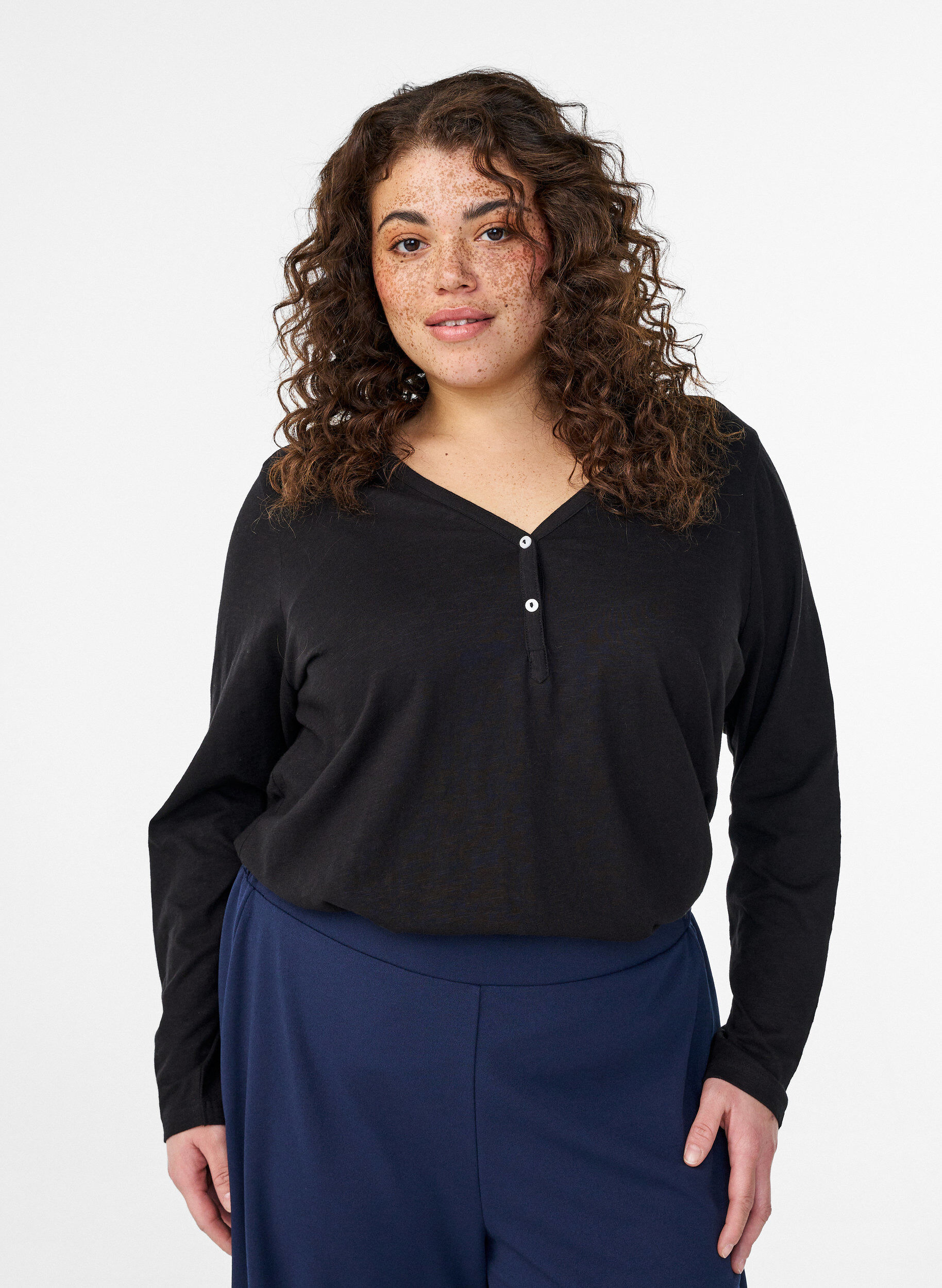 T-shirt met lange mouwen, V-hals en knopen, Zwart, Model
