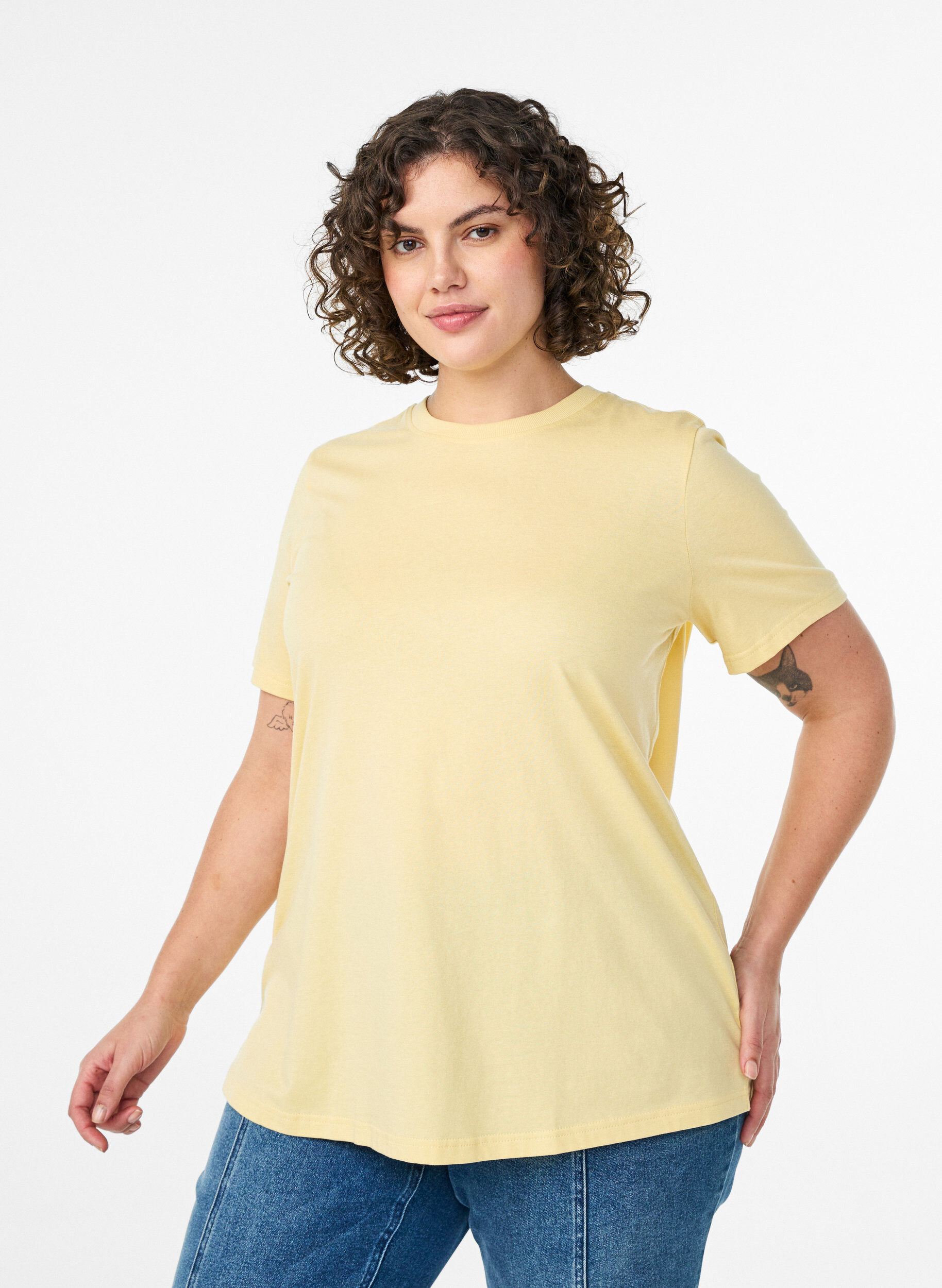 Zizzi T-shirt basique en coton &agrave; col rond, Jaune clair, Model image number 0