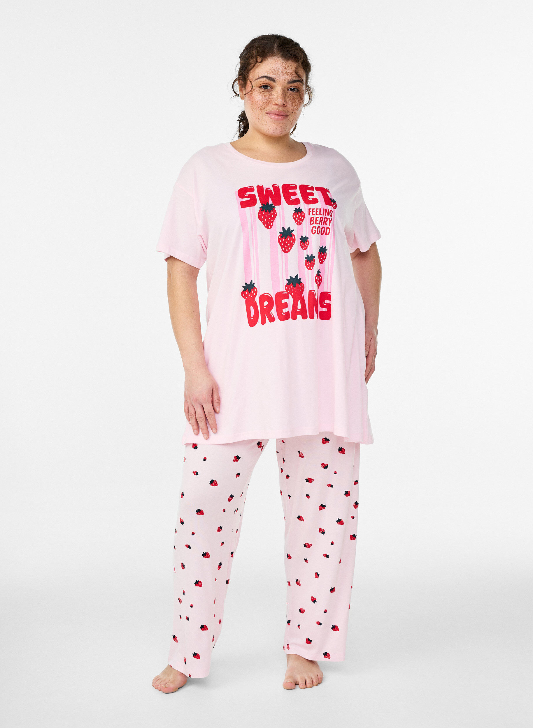 Zizzi T-shirt de nuit long en coton bio avec imprim&eacute;, Rose poudr&eacute;e, Model image number 1