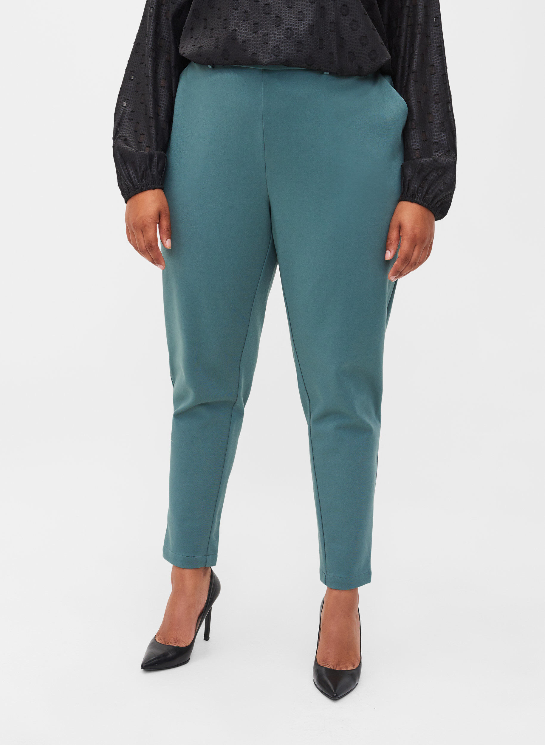 Zizzi Pantalon court avec poches et  cordon de serrage r&eacute;glable, Silver Pine, Model image number 2