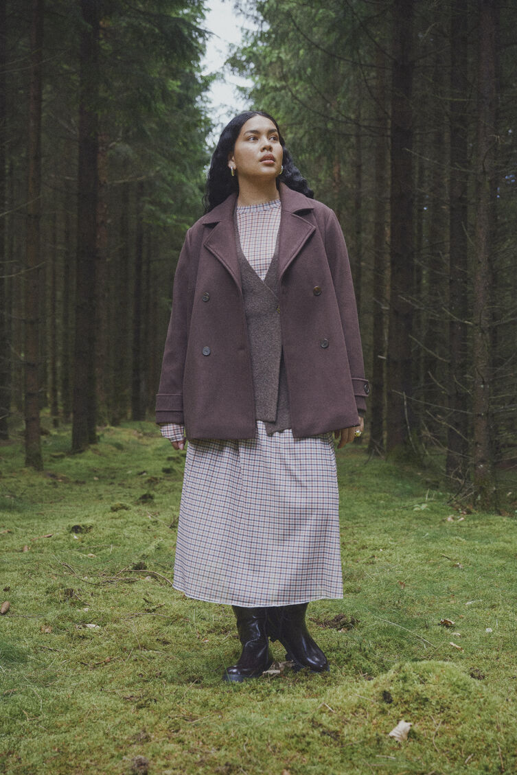 Bosromantische elegantie in bessentinten, , Model