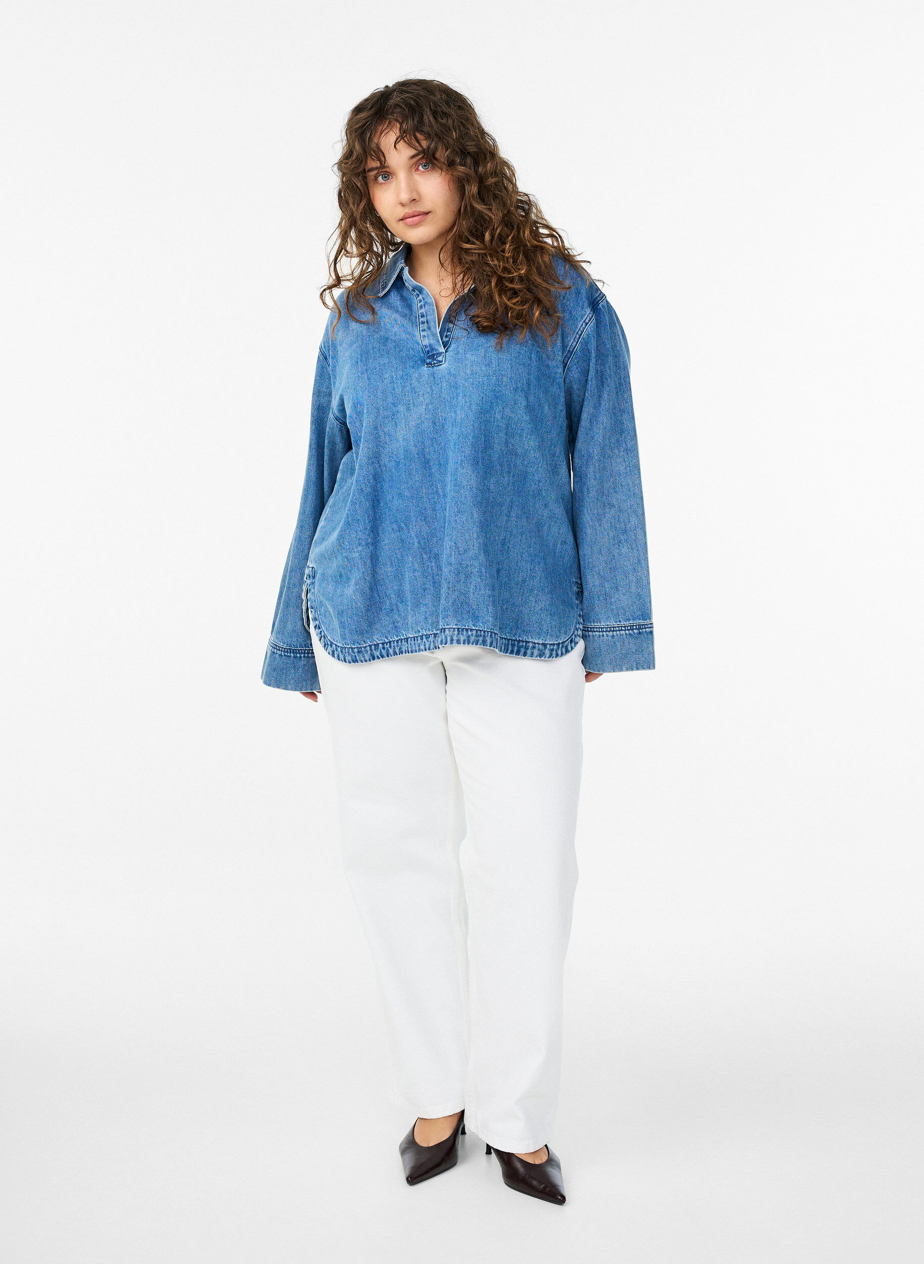 Zizzi Blouse ample en jean avec col et d&eacute;collet&eacute; en V, Bleu Clair, Model image number 1