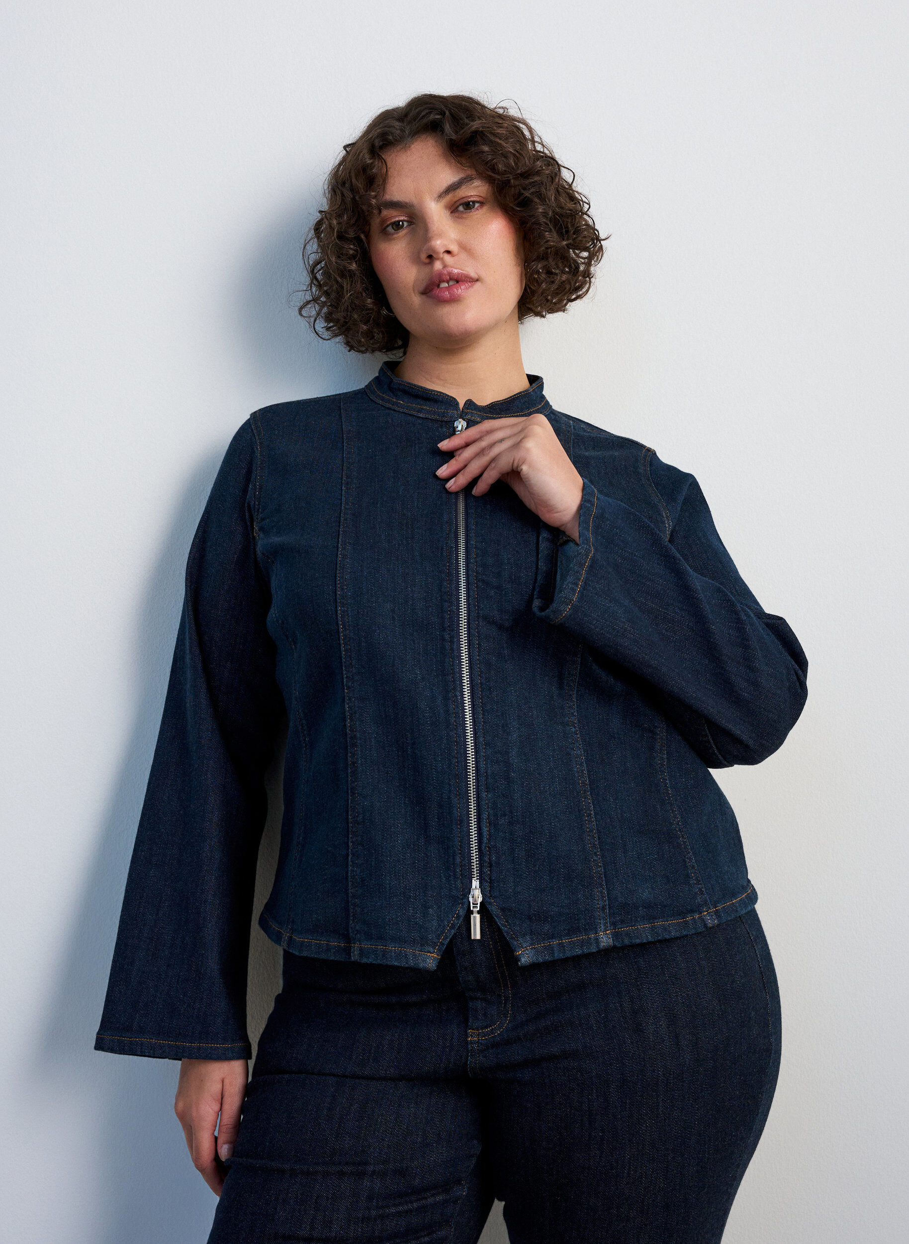 Strakzittend spijkerjack met ritssluiting, Blauw, Model