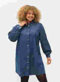 Robe chemise en jean et coton, Dark blue denim, Model