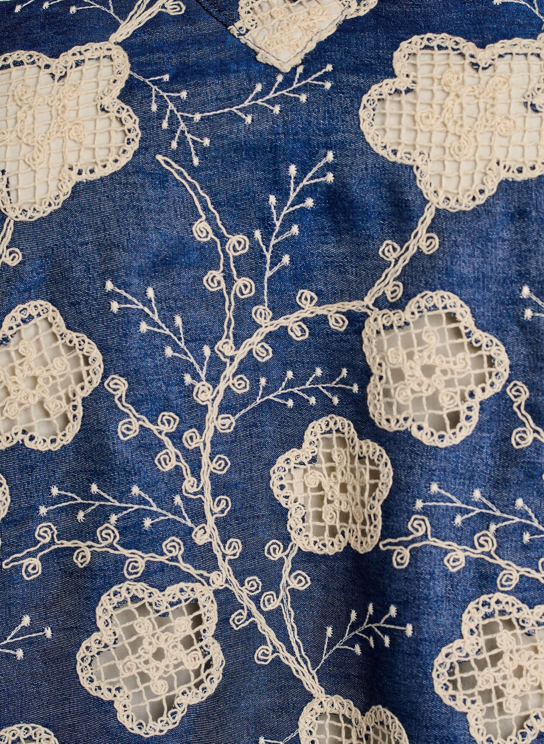 Zizzi Blouse avec col en V et motif brod&eacute;, Bleu, Packshot image number 2